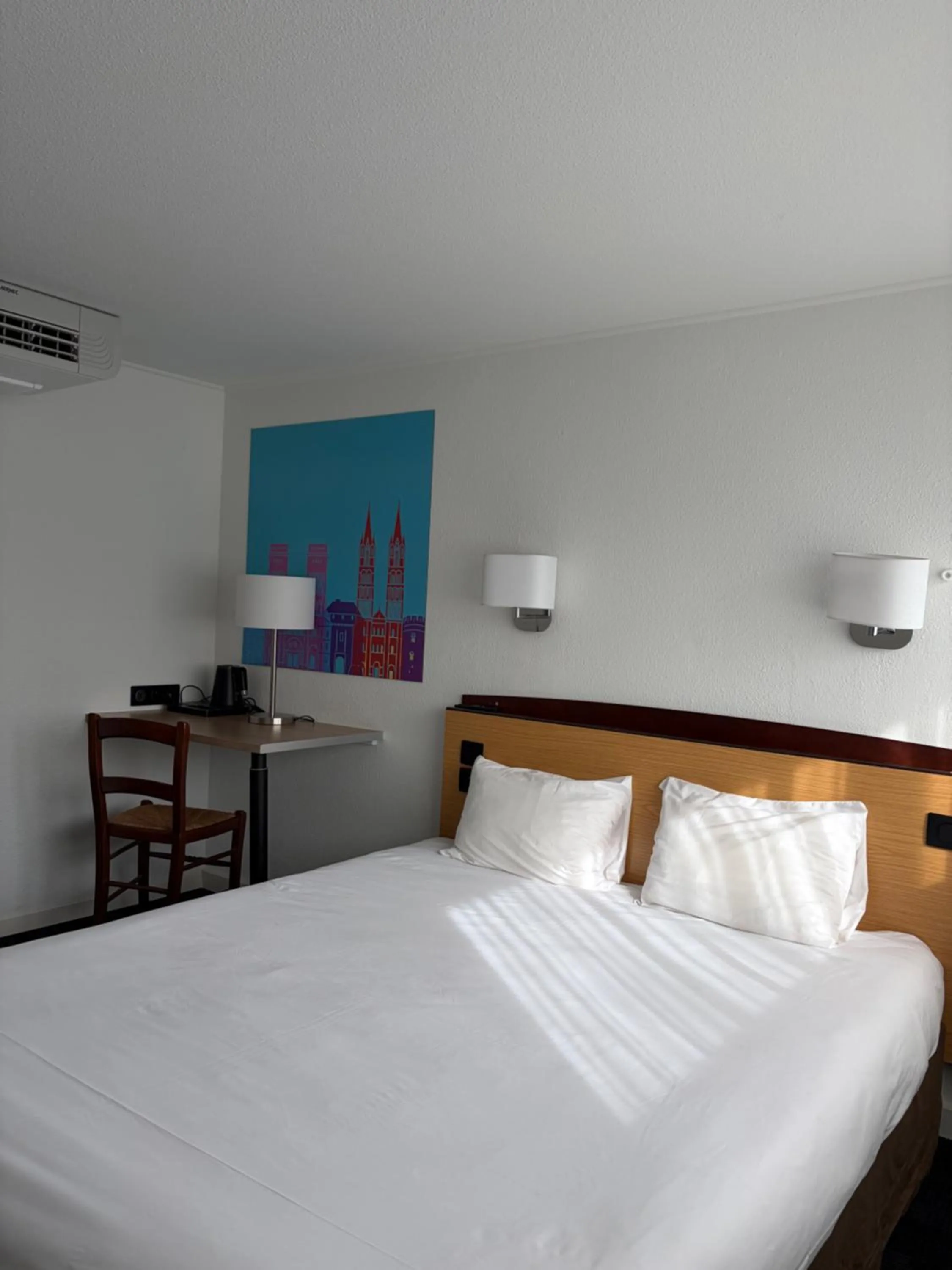 Bedroom, Bed in Kyriad Direct Marseille Est La Valentine