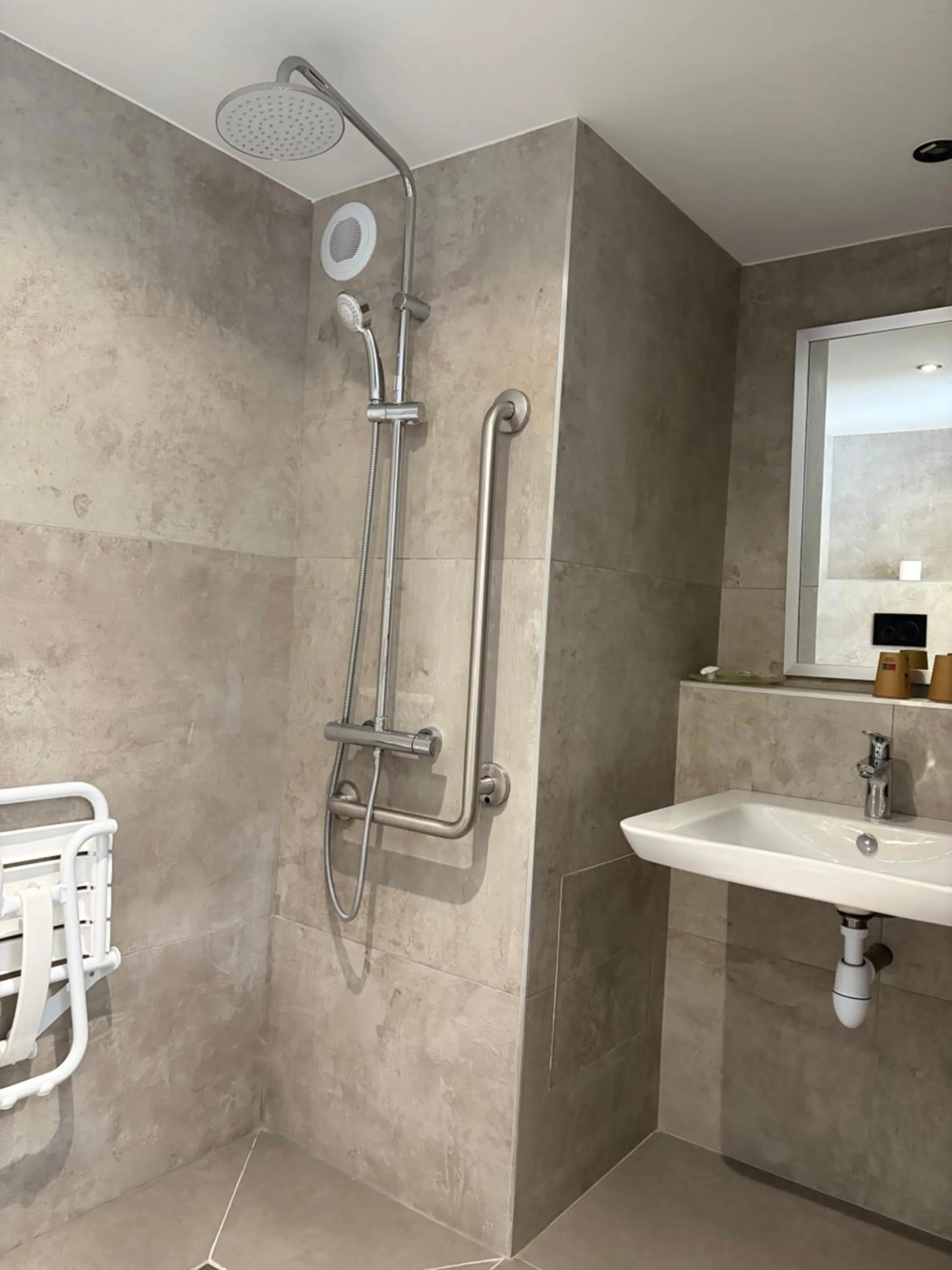 Bathroom in Kyriad Direct Marseille Est La Valentine