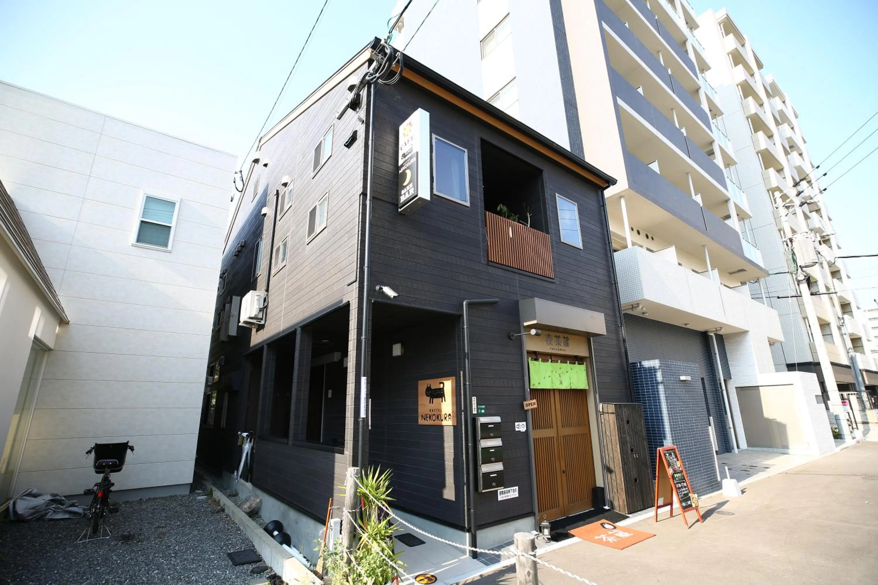 Facade/entrance in Nekokura Hostel