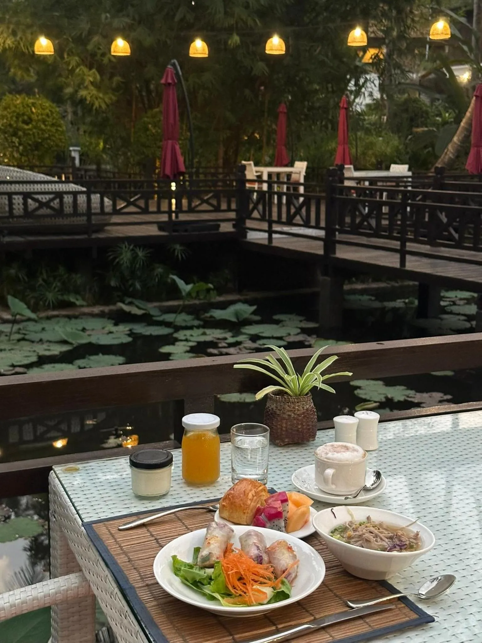 Restaurant/places to eat in Parasol Blanc