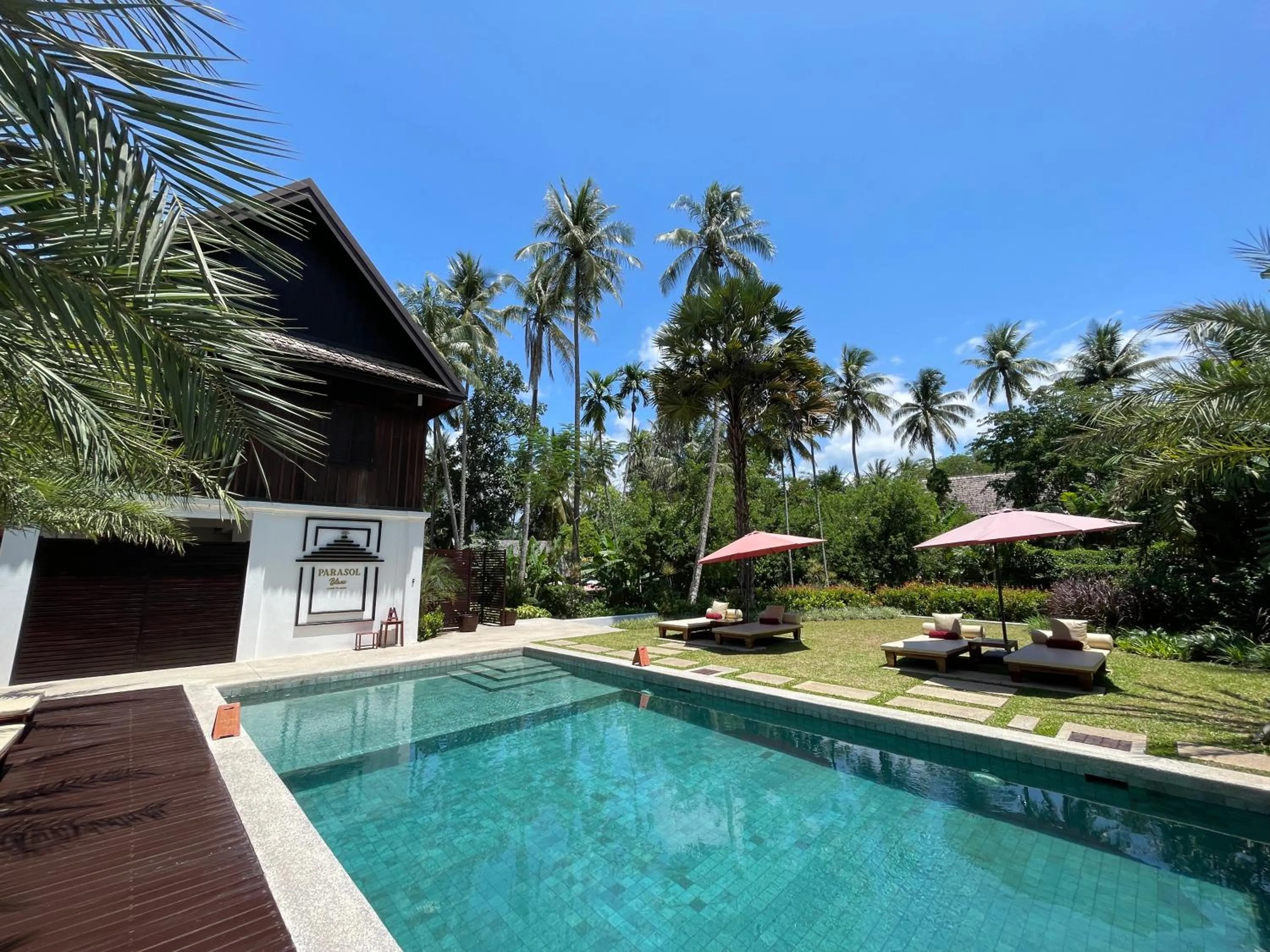 Pool view in Parasol Blanc