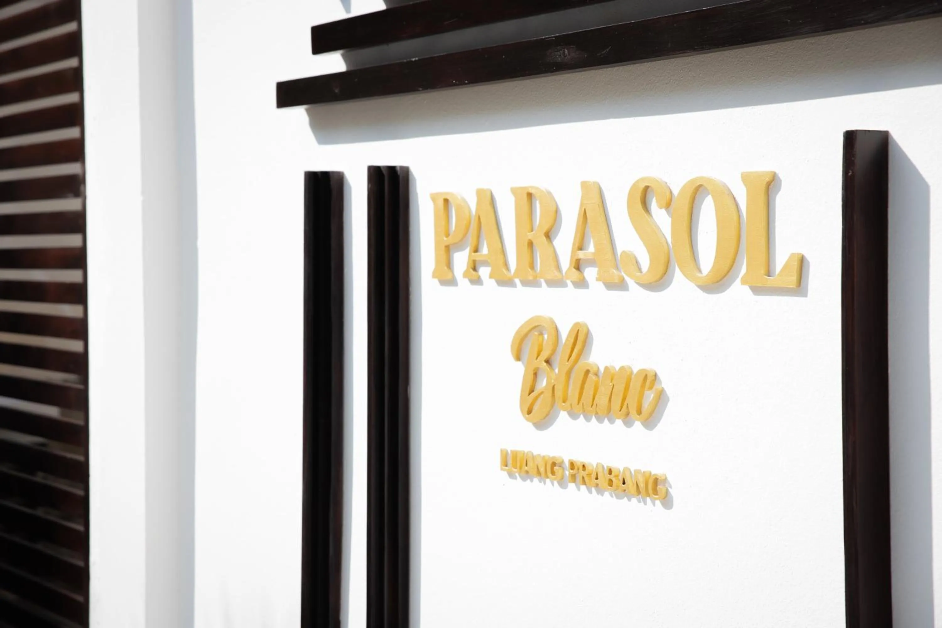Property logo or sign in Parasol Blanc