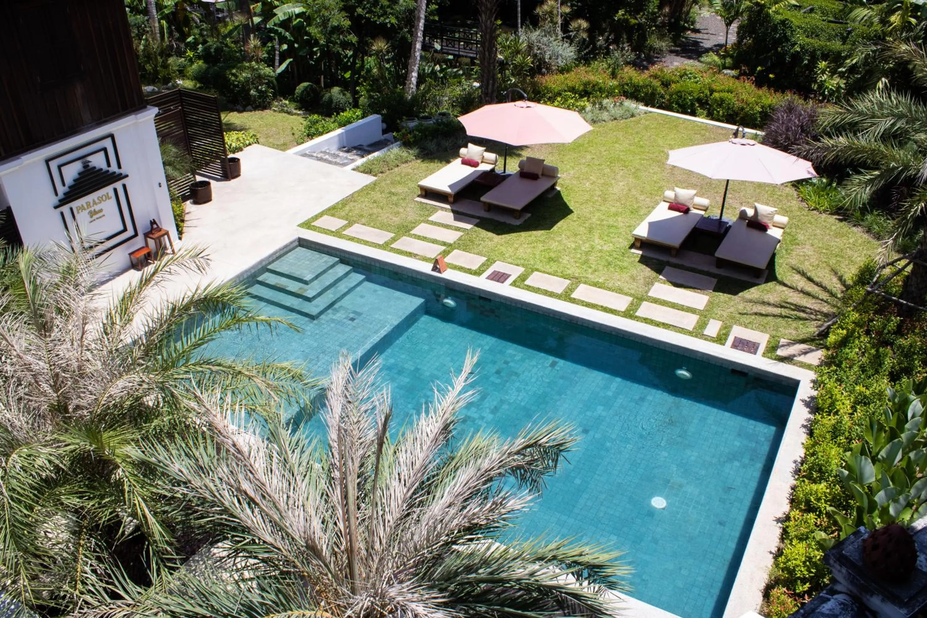 Pool view in Parasol Blanc