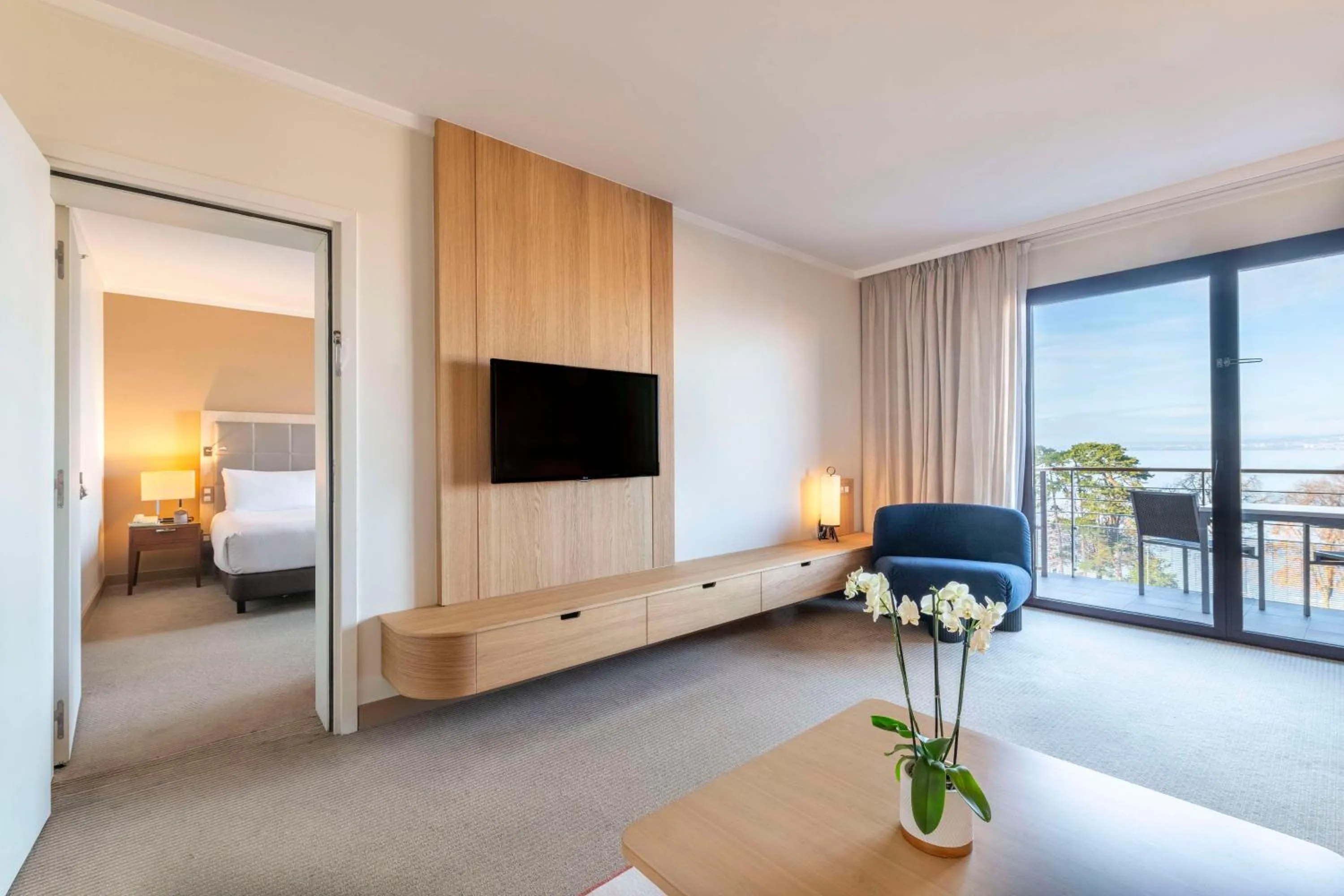 Living room, Bed in Hilton Evian Les Bains