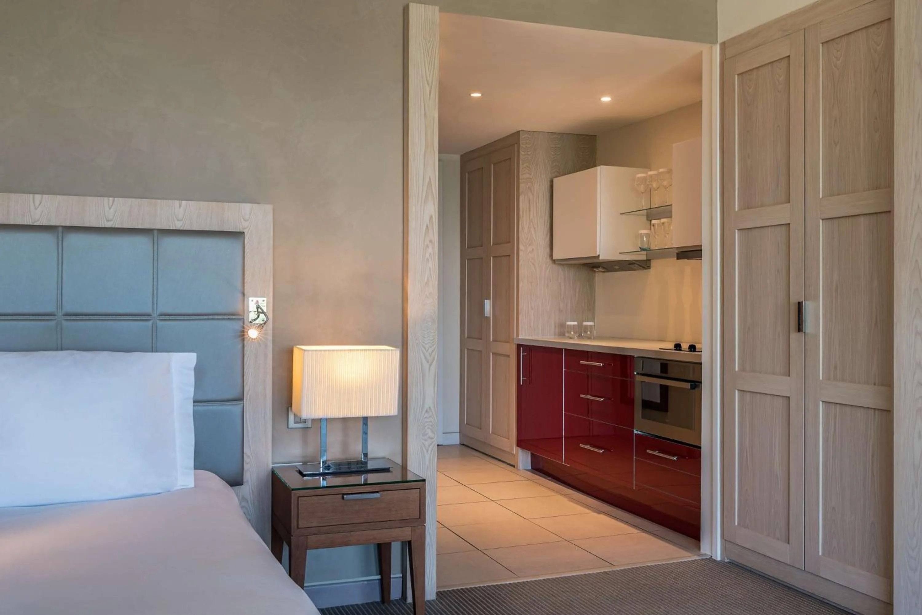 Kitchen or kitchenette, Bed in Hilton Evian Les Bains