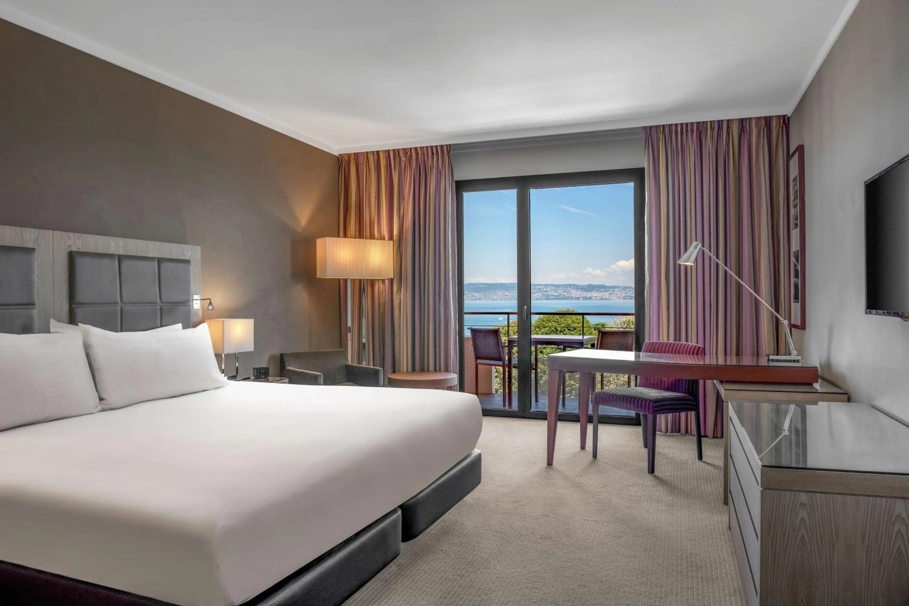 Bedroom, Bed in Hilton Evian Les Bains