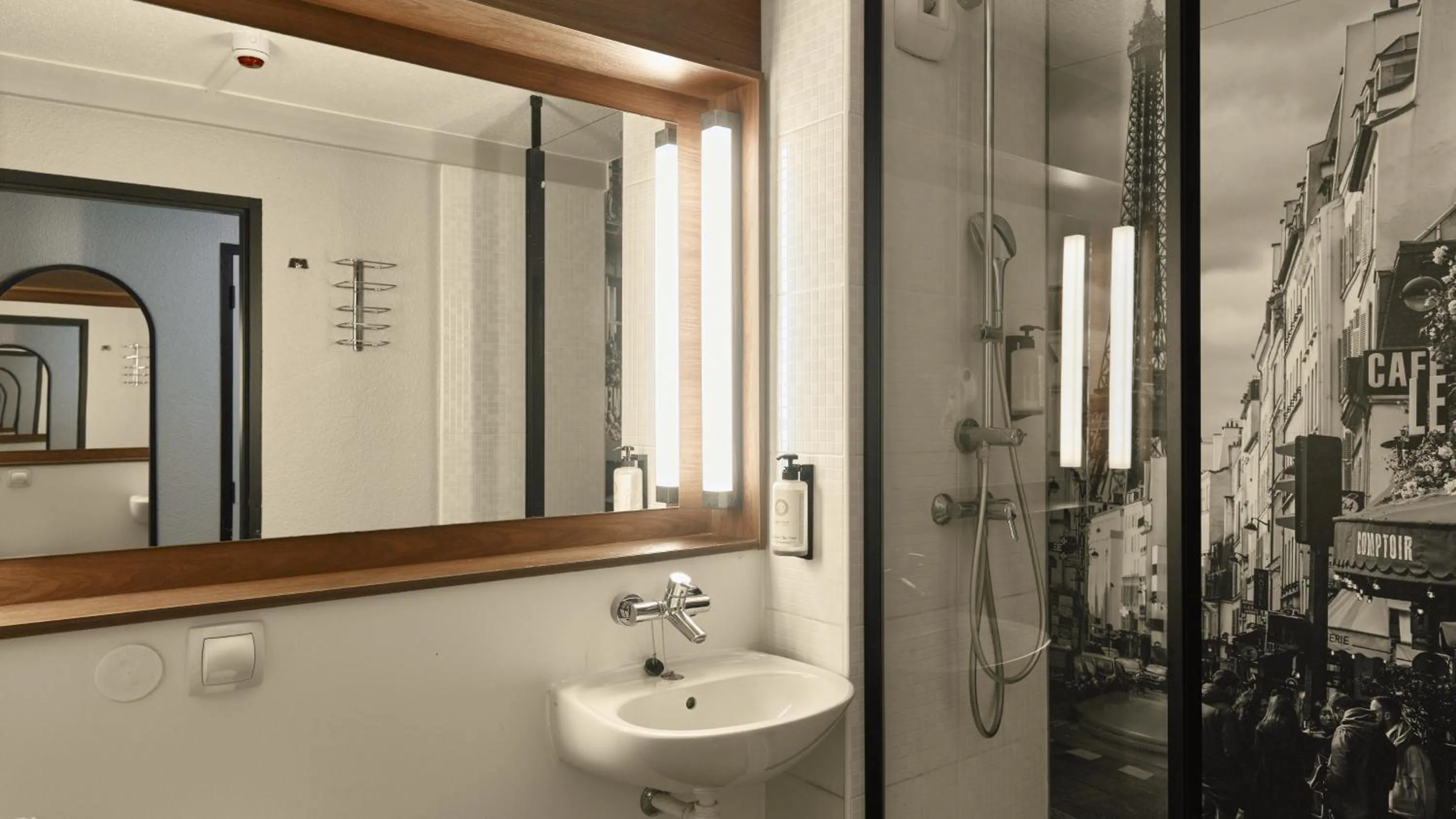 Shower in Campanile Paris CDG Airport Villepinte