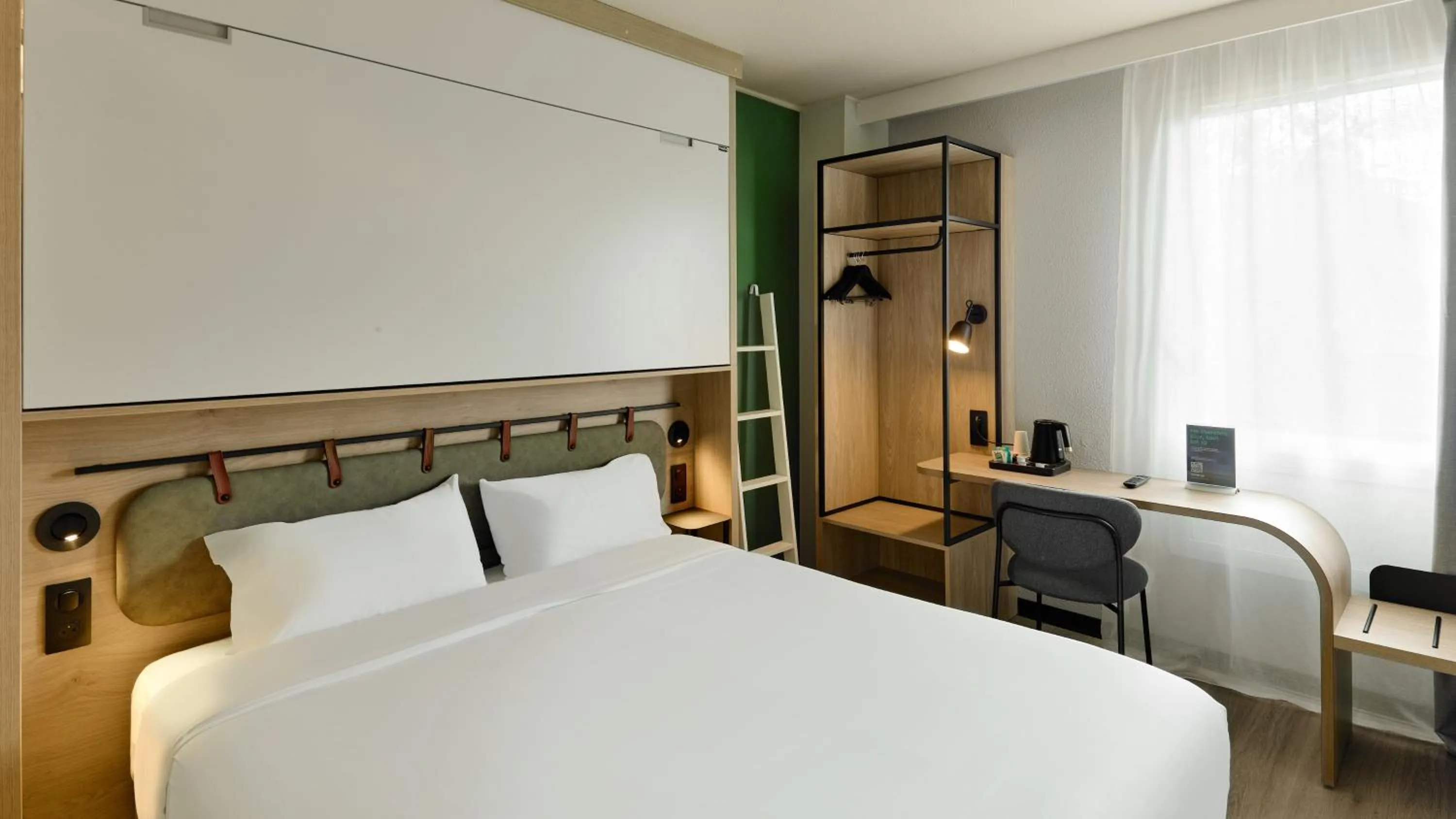 Photo of the whole room, Bed in Campanile PRIME - Arcueil