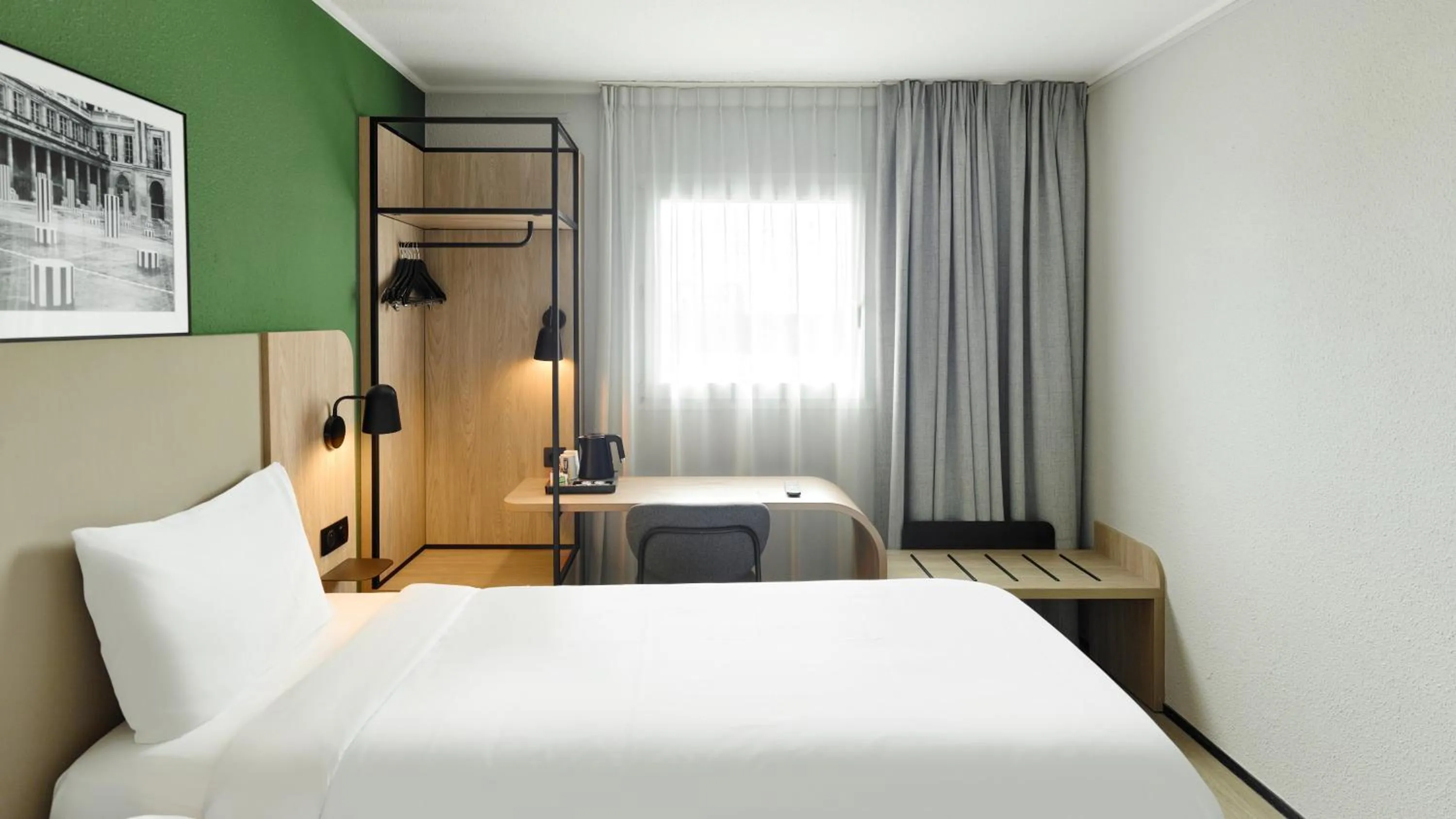 Photo of the whole room, Bed in Campanile PRIME - Arcueil