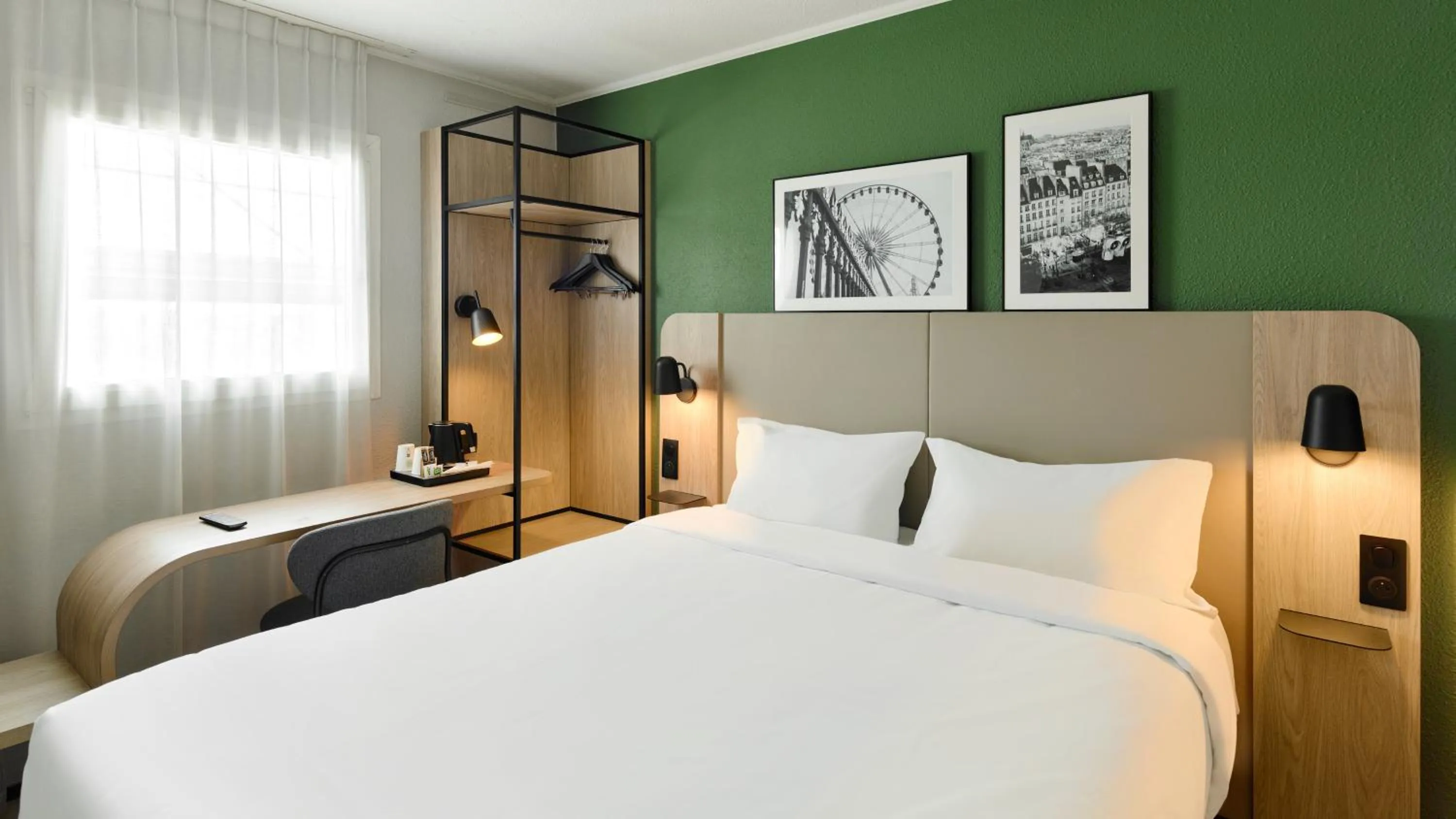 Photo of the whole room, Bed in Campanile PRIME - Arcueil