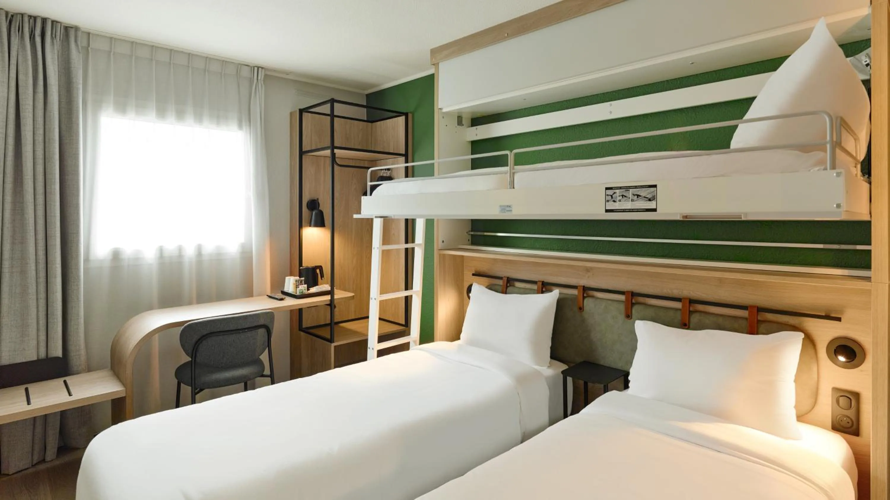 Photo of the whole room, Bed in Campanile PRIME - Arcueil