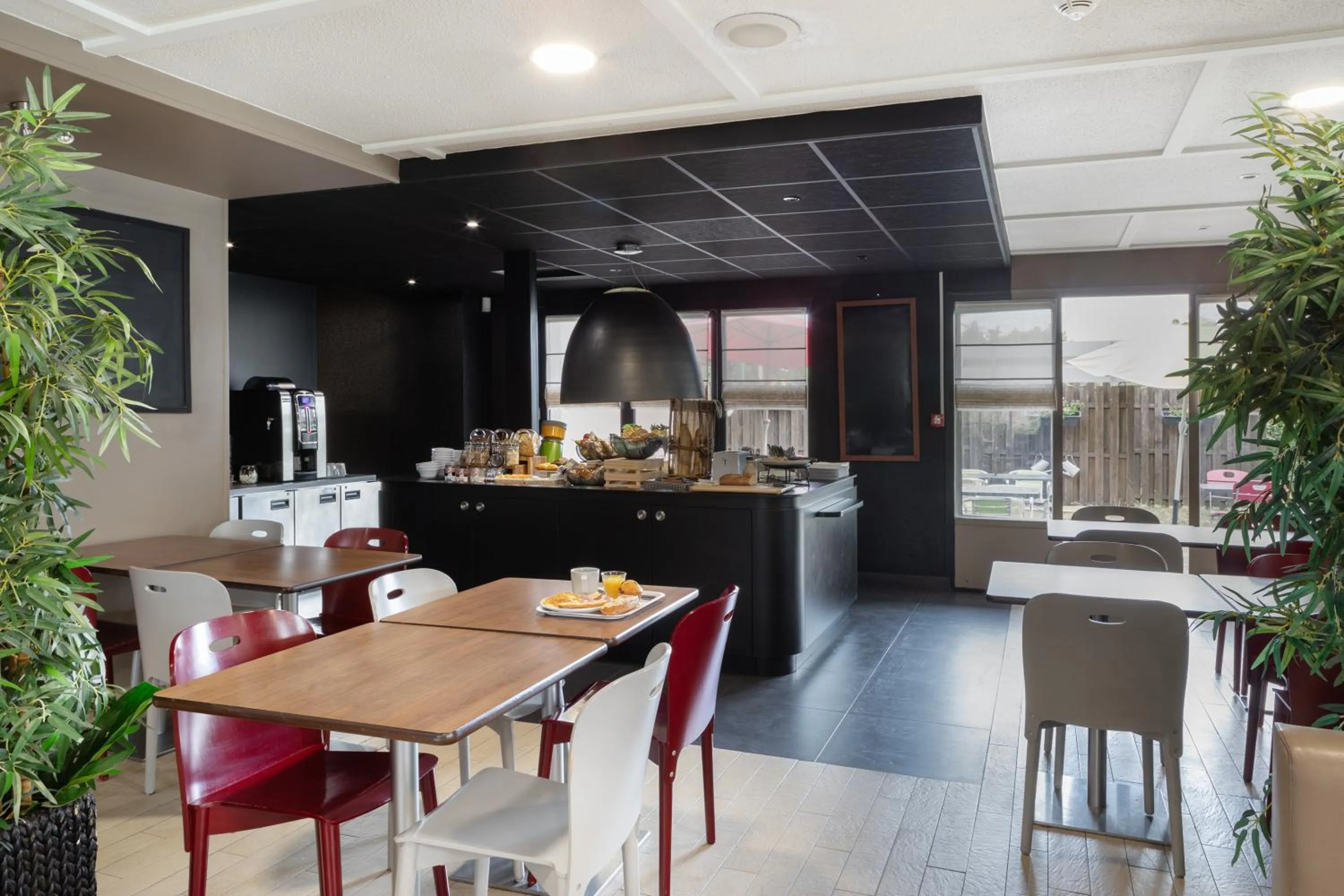 Restaurant/places to eat in Hotel Morangis Orly