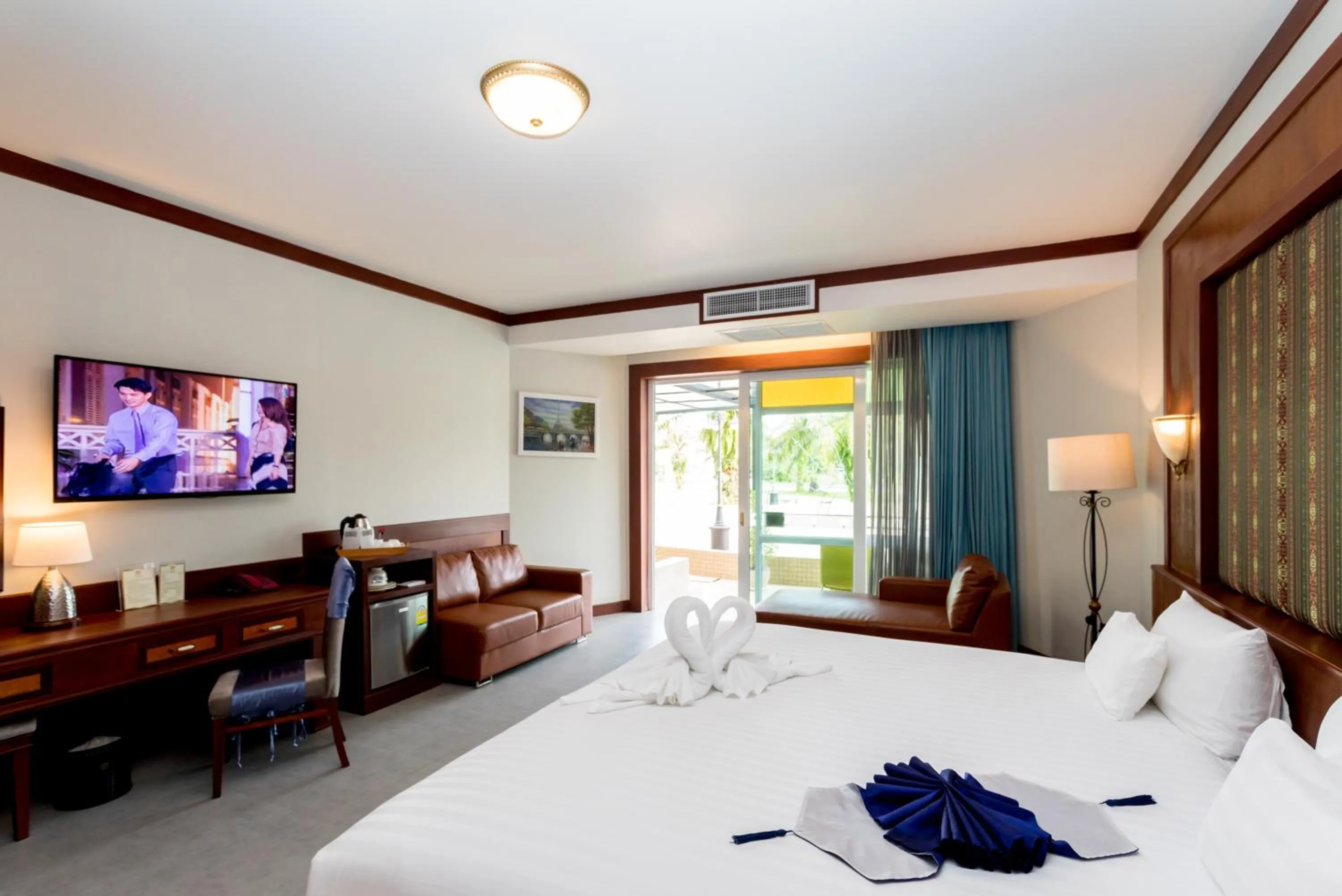 Bedroom, Bed in Erawan Hotel