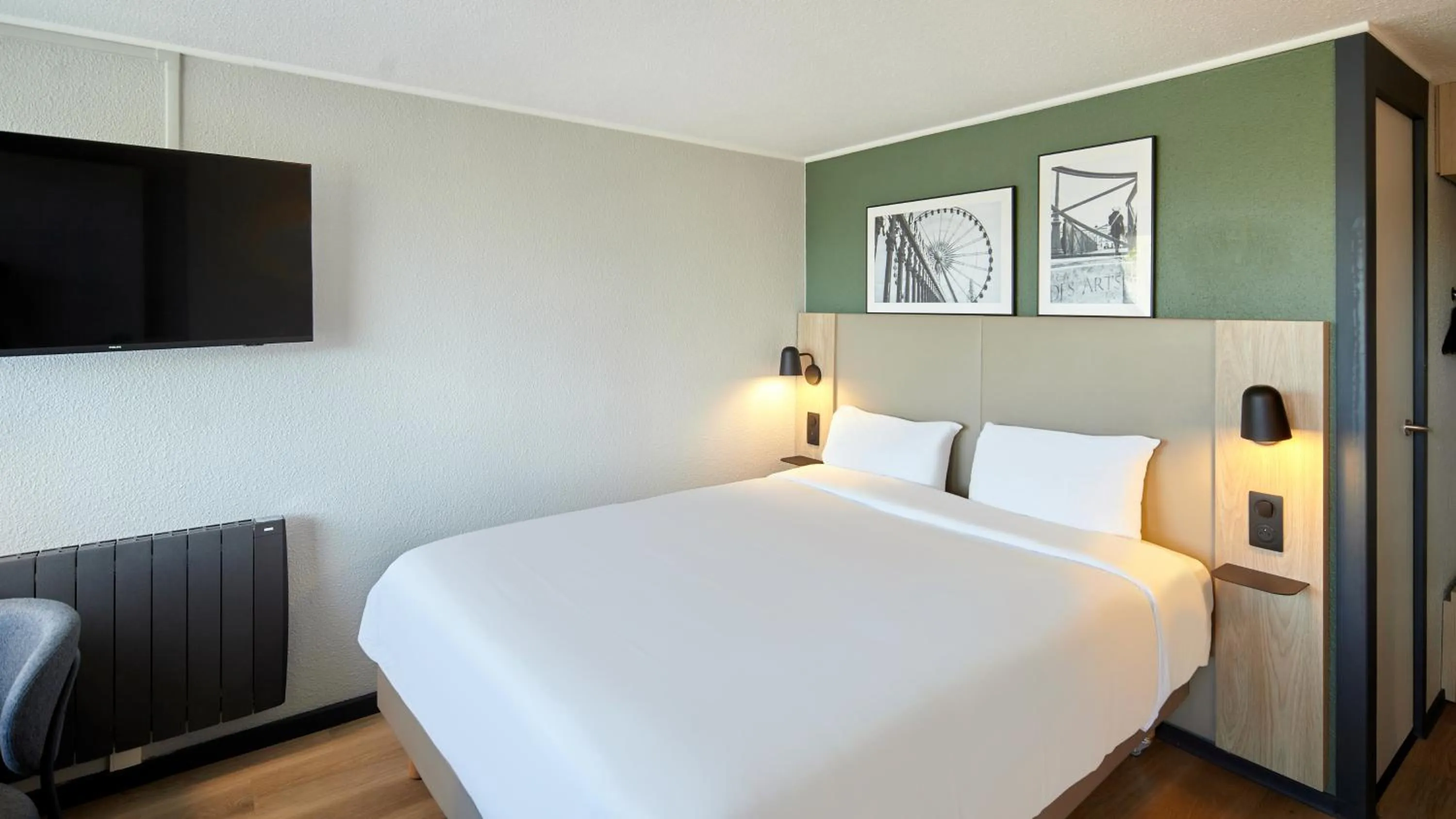 Photo of the whole room, Bed in Campanile Vierzon