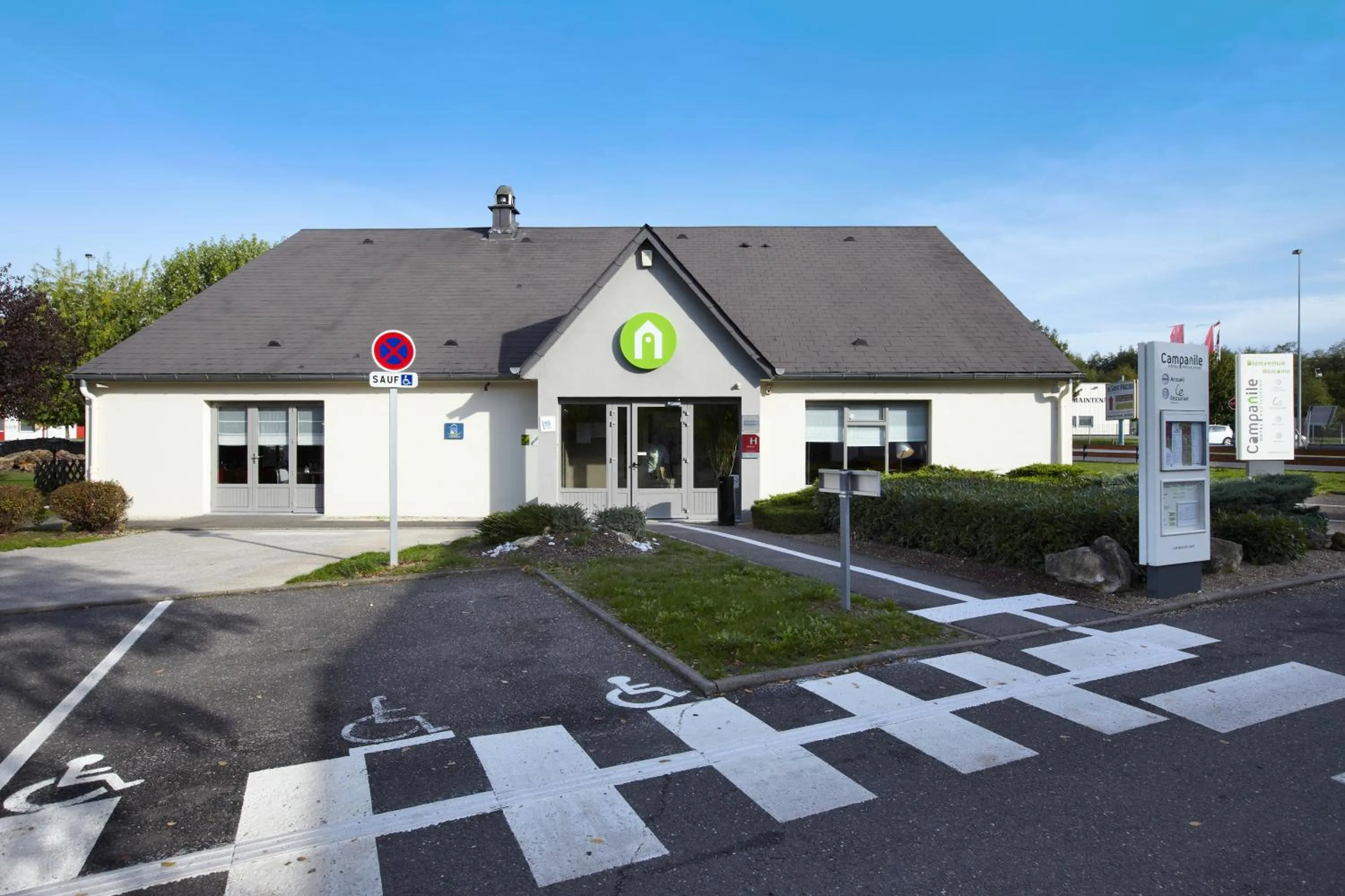Facade/entrance in Campanile Vierzon
