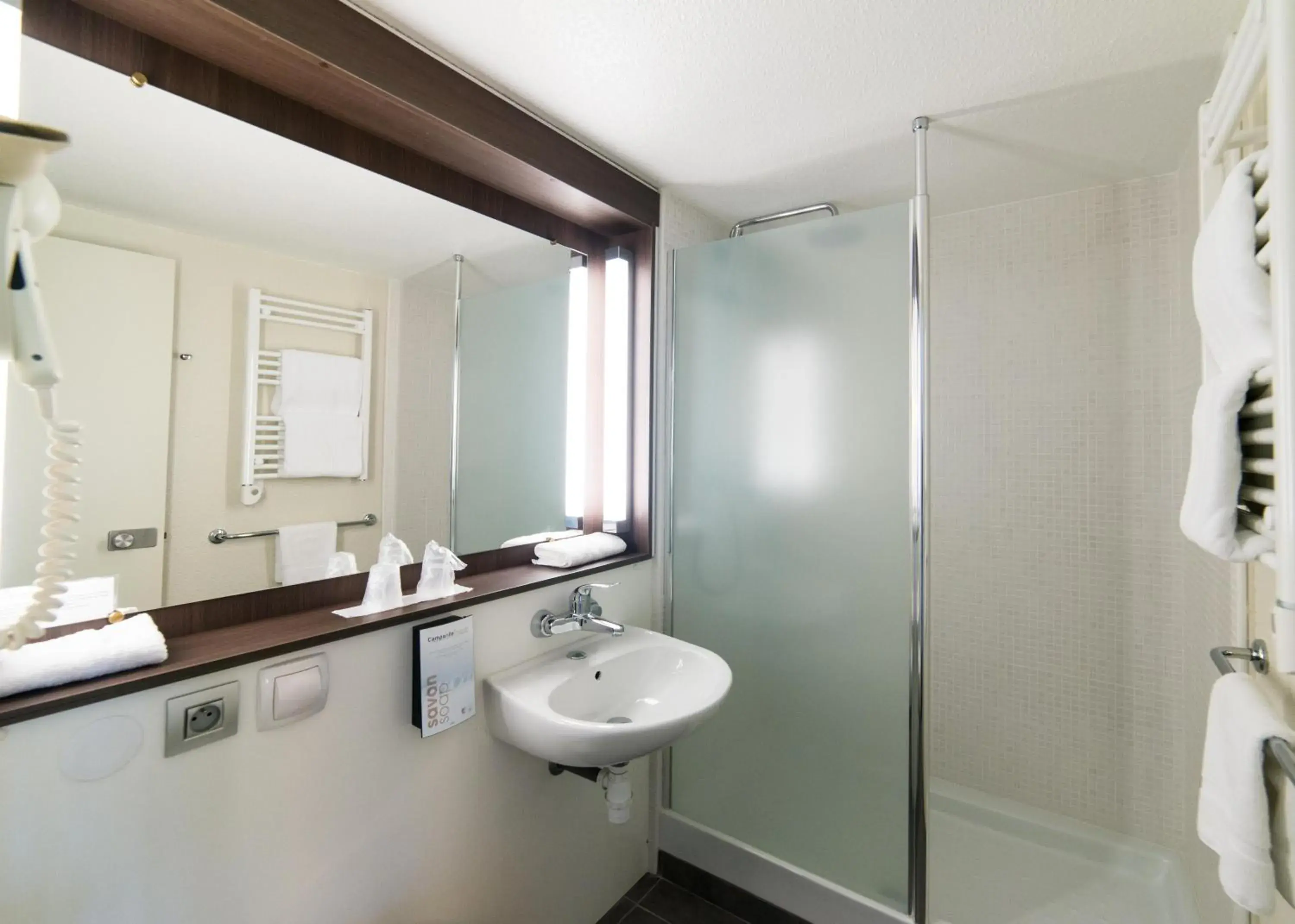 Standard Double Room with One Single Bed - Up to Ten Years in Campanile Agen Standard Double Room with One Single Bed - Up to Ten Years in Campanile Agen