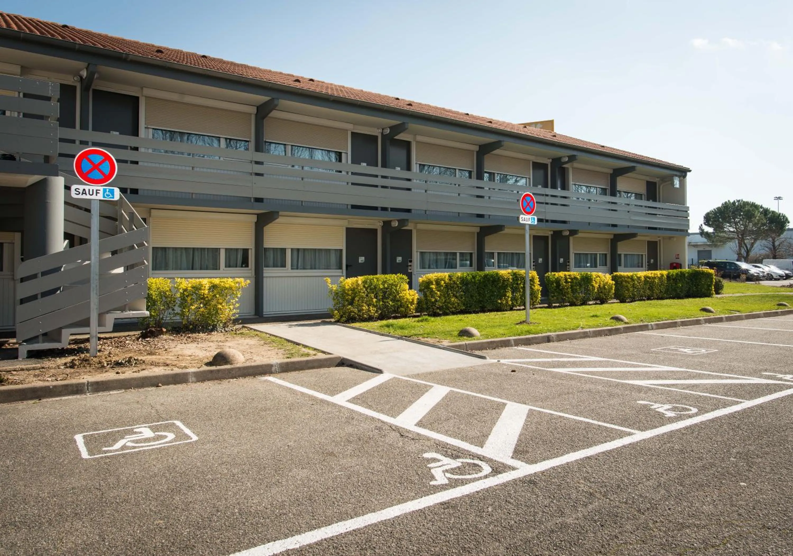 Facade/entrance in Campanile Agen