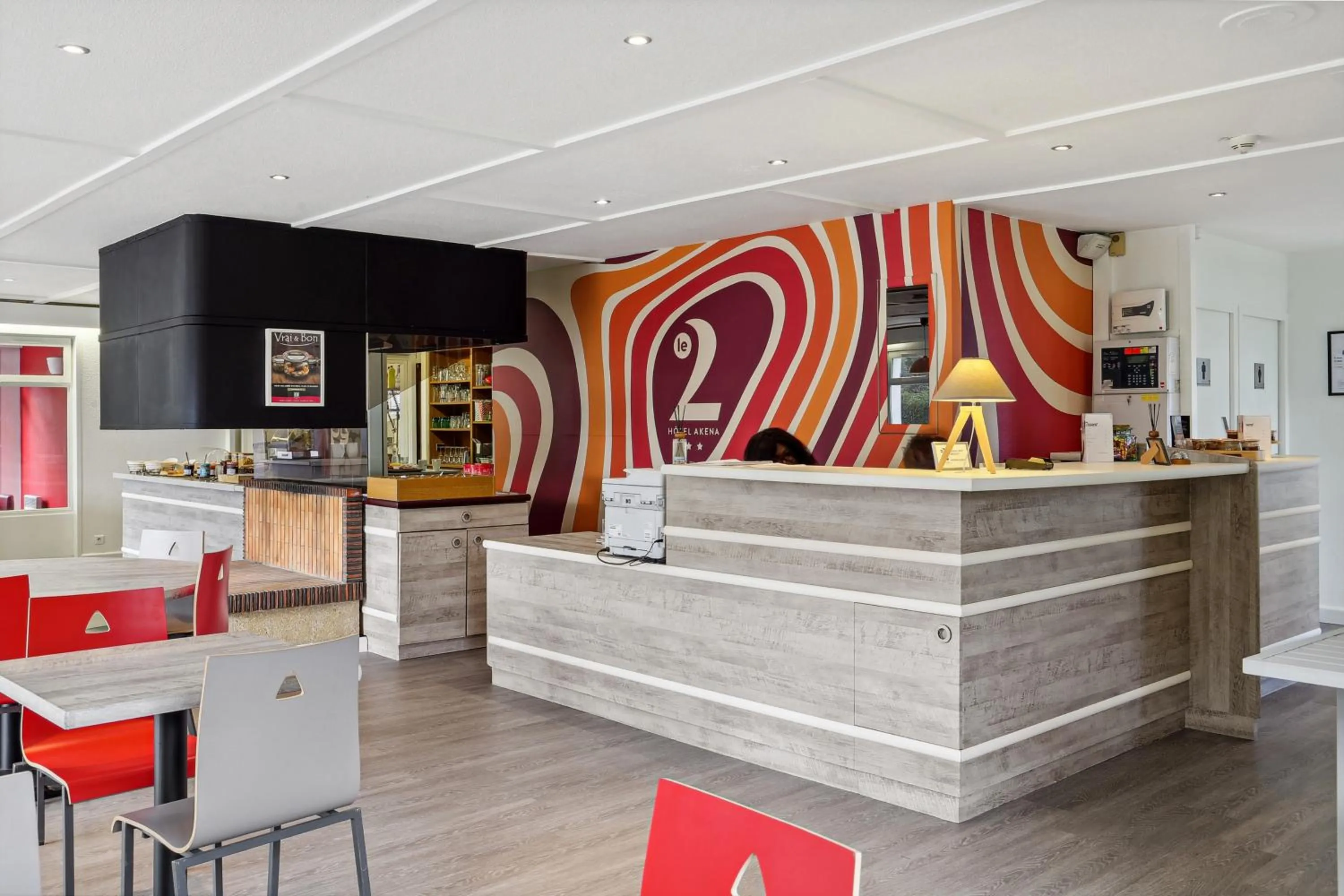 People in Le 2 By Hotel Akena - La Ferté Bernard