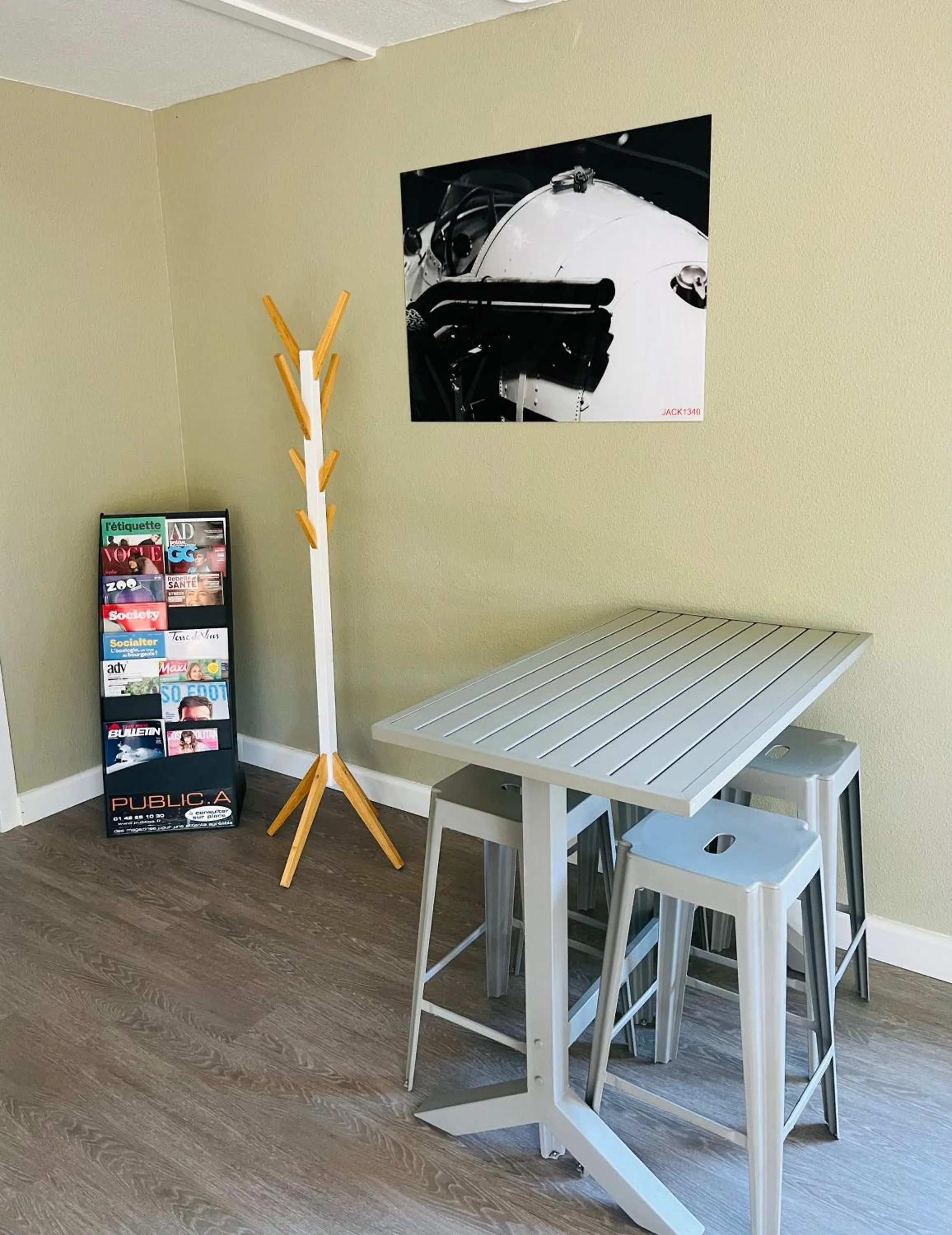 Communal lounge/ TV room in Le 2 By Hotel Akena - La Ferté Bernard