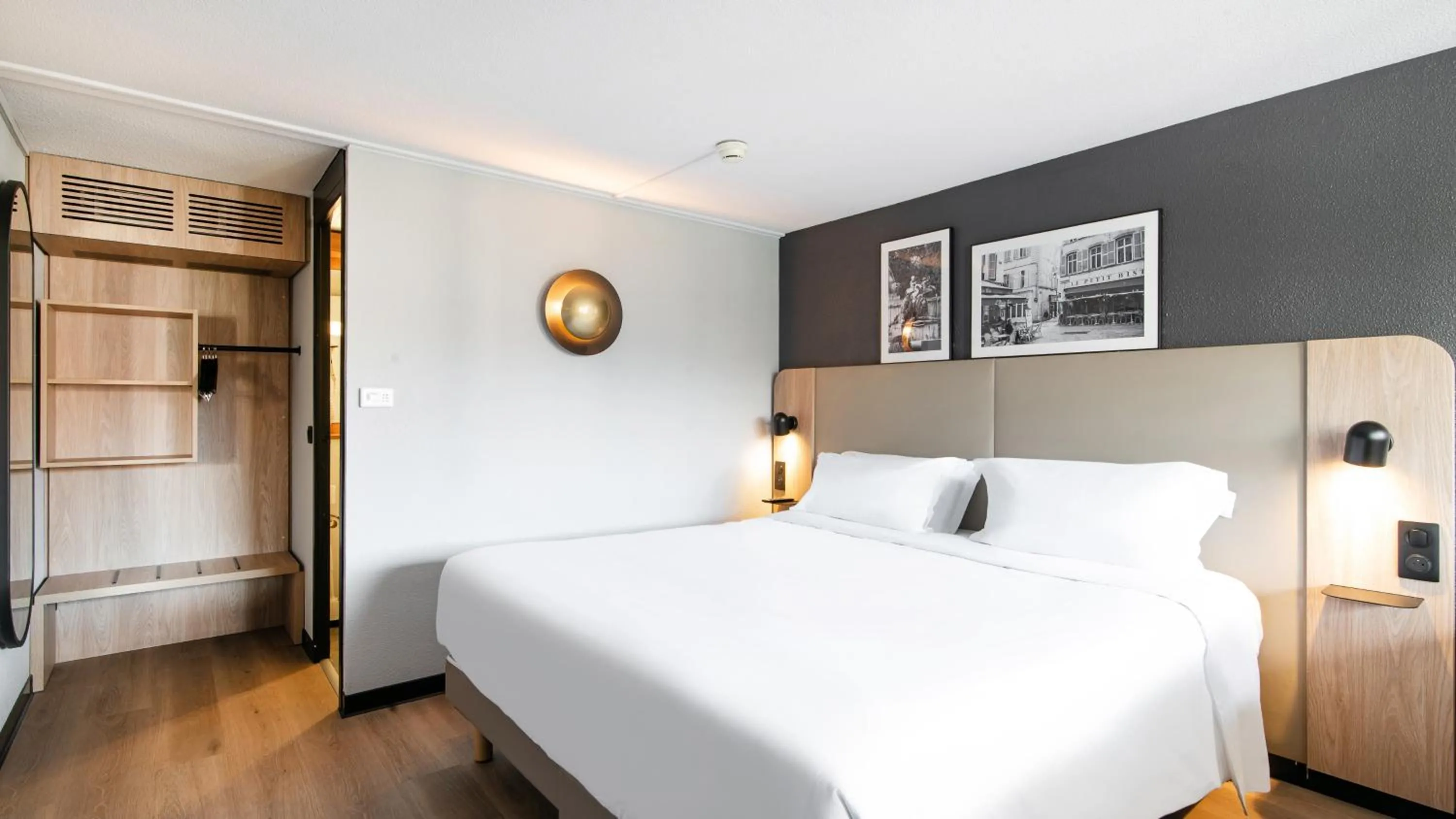 Bedroom, Bed in Campanile Prime - Aix-en-Provence Sud - Pont de l'Arc