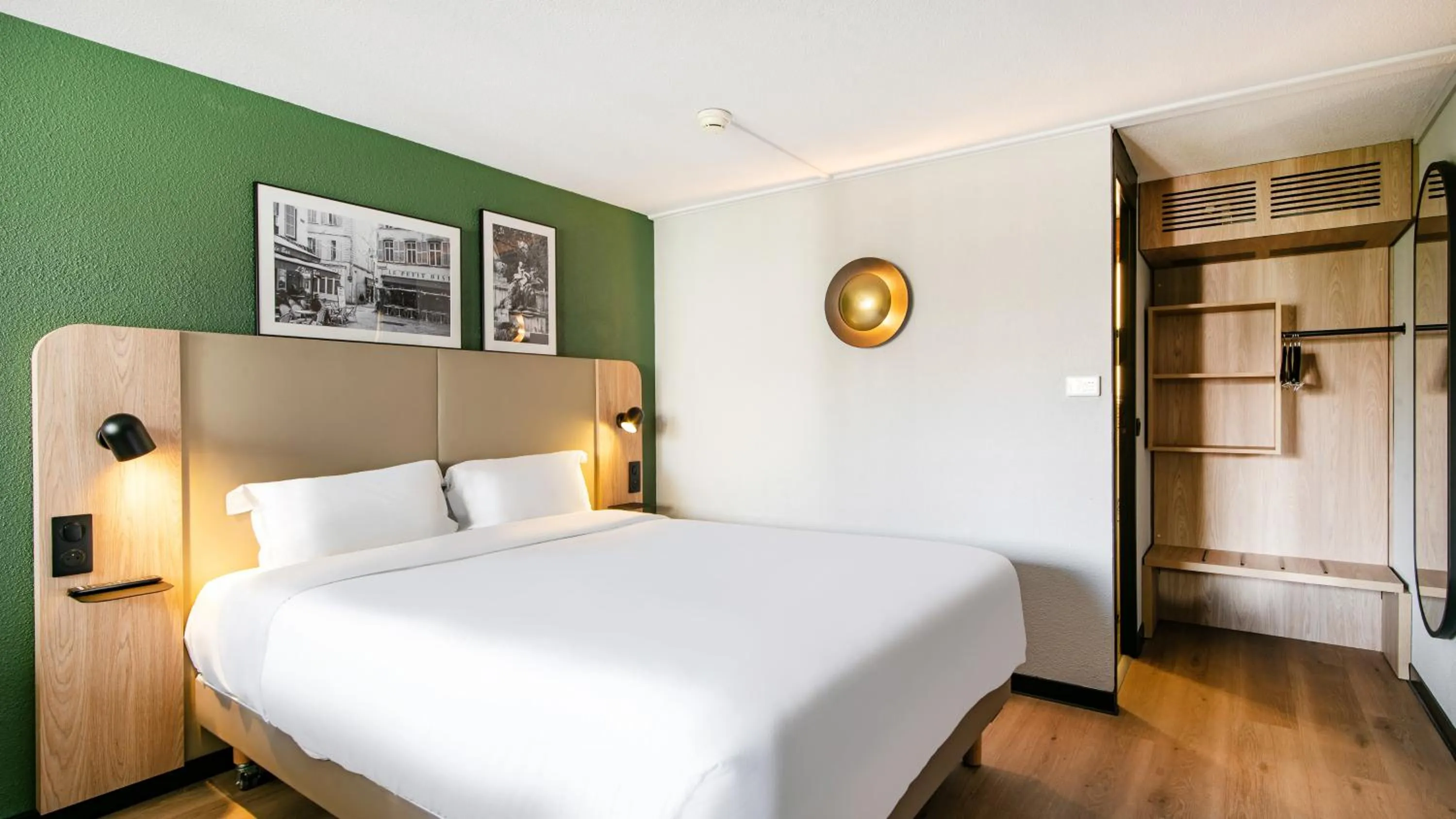 Bedroom, Bed in Campanile Prime - Aix-en-Provence Sud - Pont de l'Arc