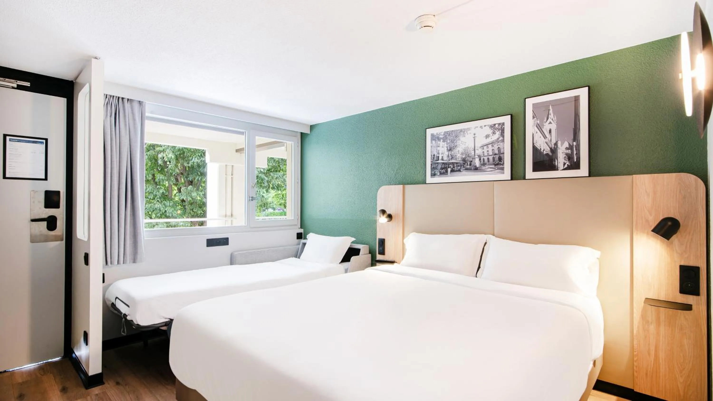 Bedroom, Bed in Campanile Prime - Aix-en-Provence Sud - Pont de l'Arc