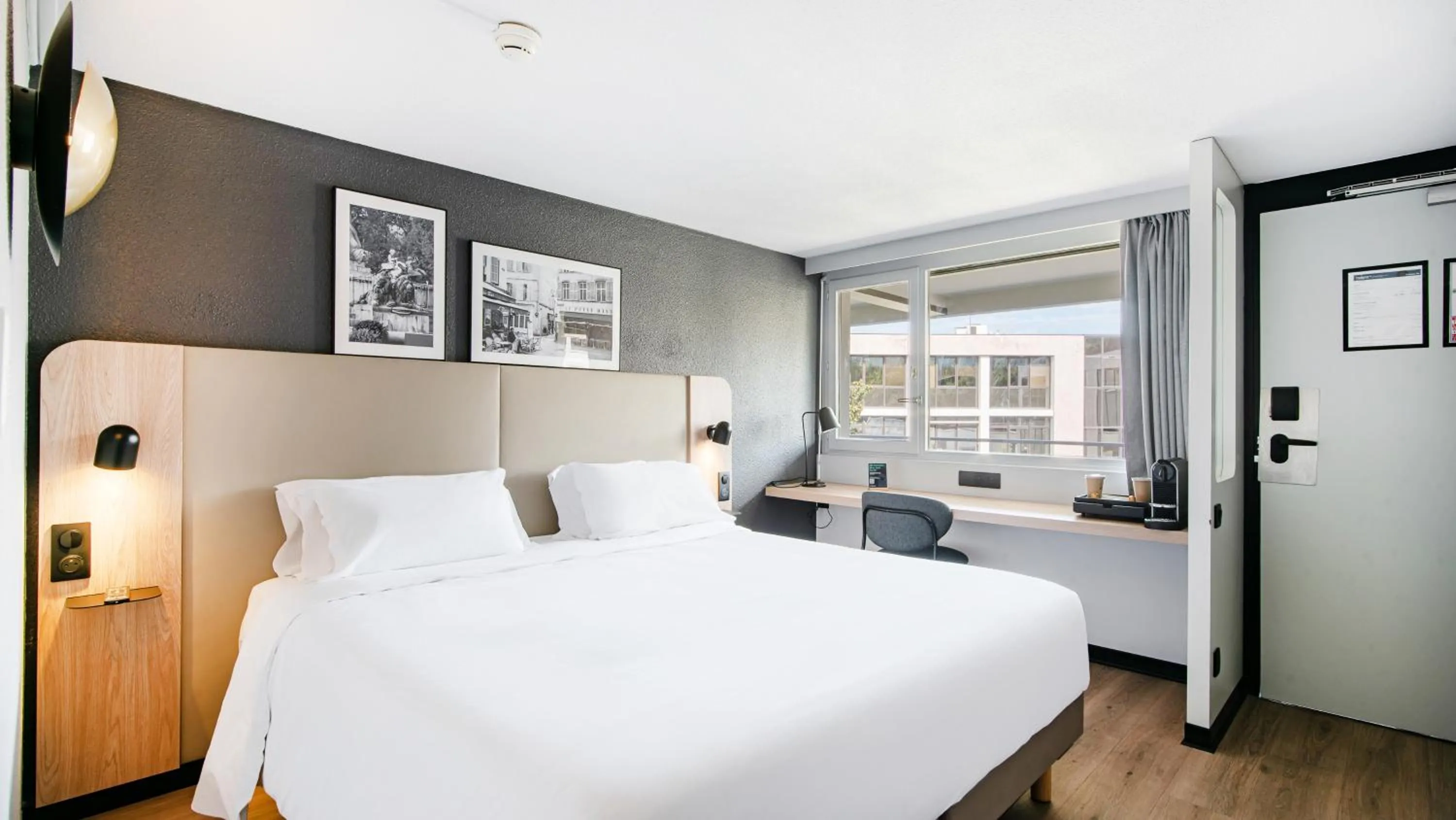 Bedroom, Bed in Campanile Prime - Aix-en-Provence Sud - Pont de l'Arc