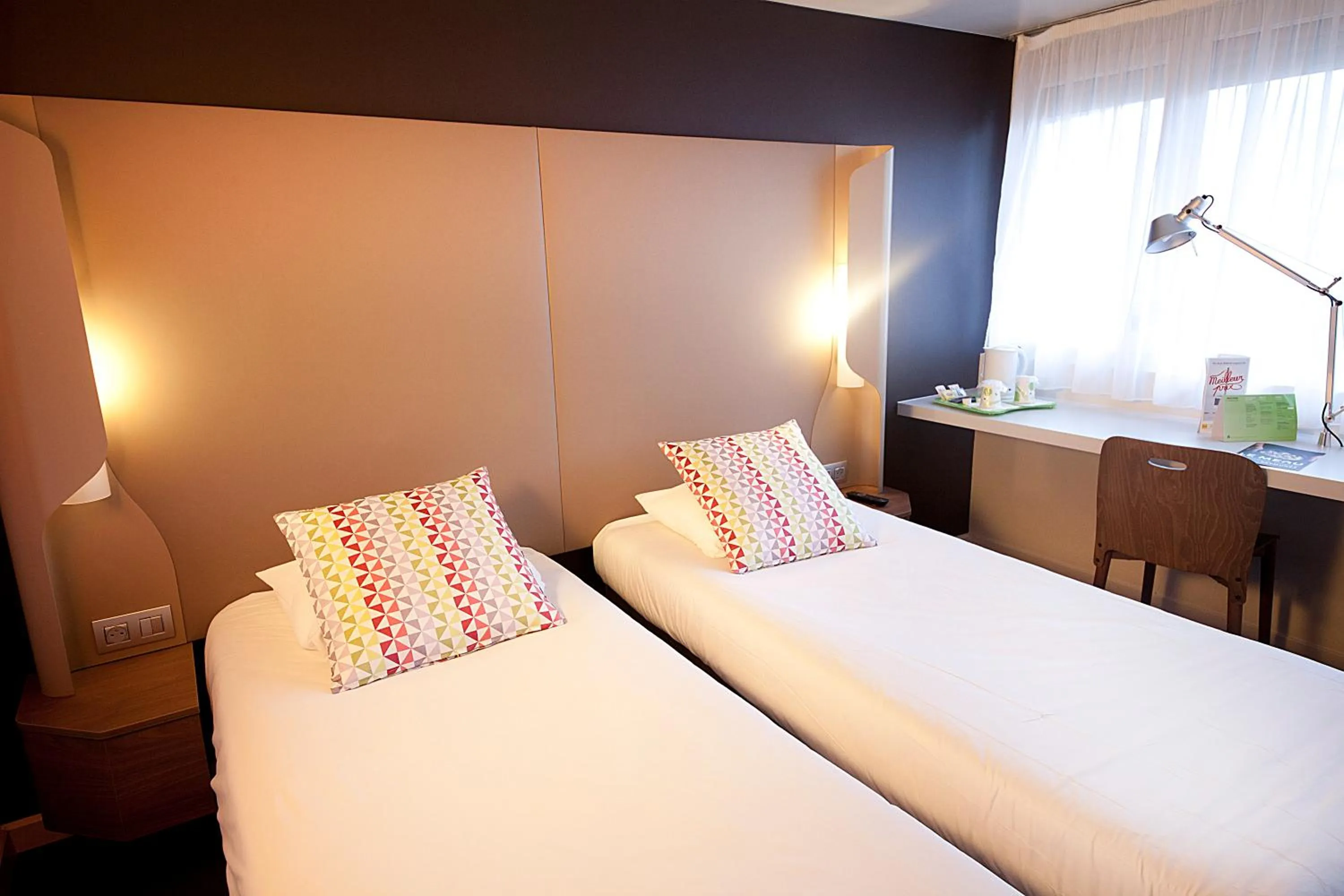 Photo of the whole room, Bed in Campanile Clermont-Ferrand ~ Aubière