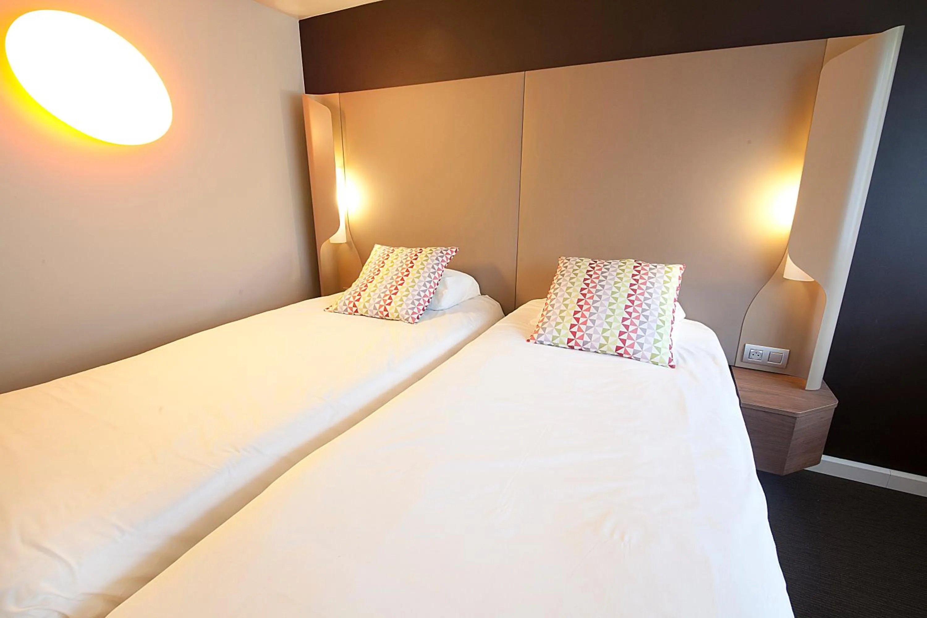 Bedroom, Bed in Campanile Clermont-Ferrand ~ Aubière