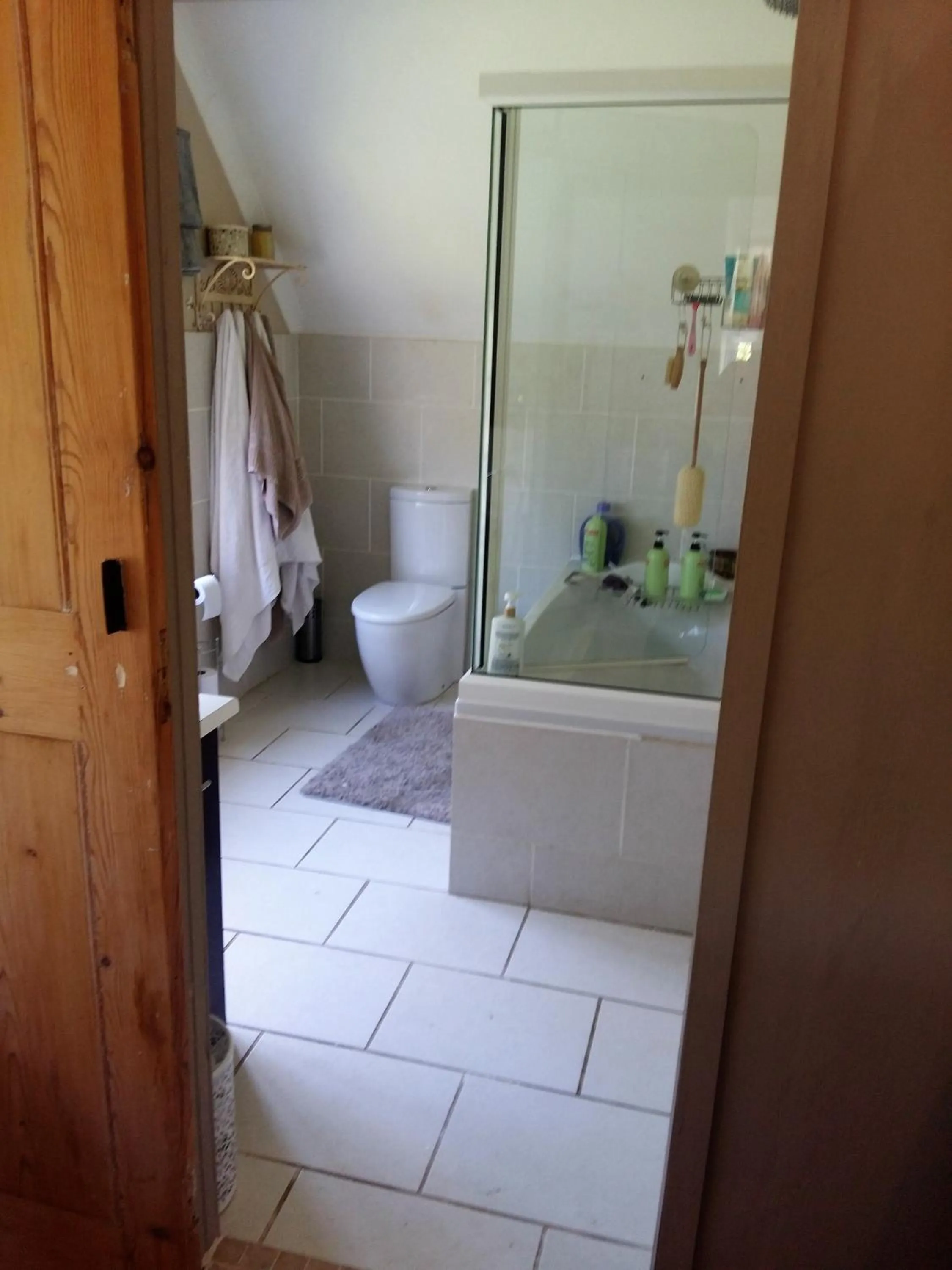 Bathroom in Almond Cottage Bed & Breakfast