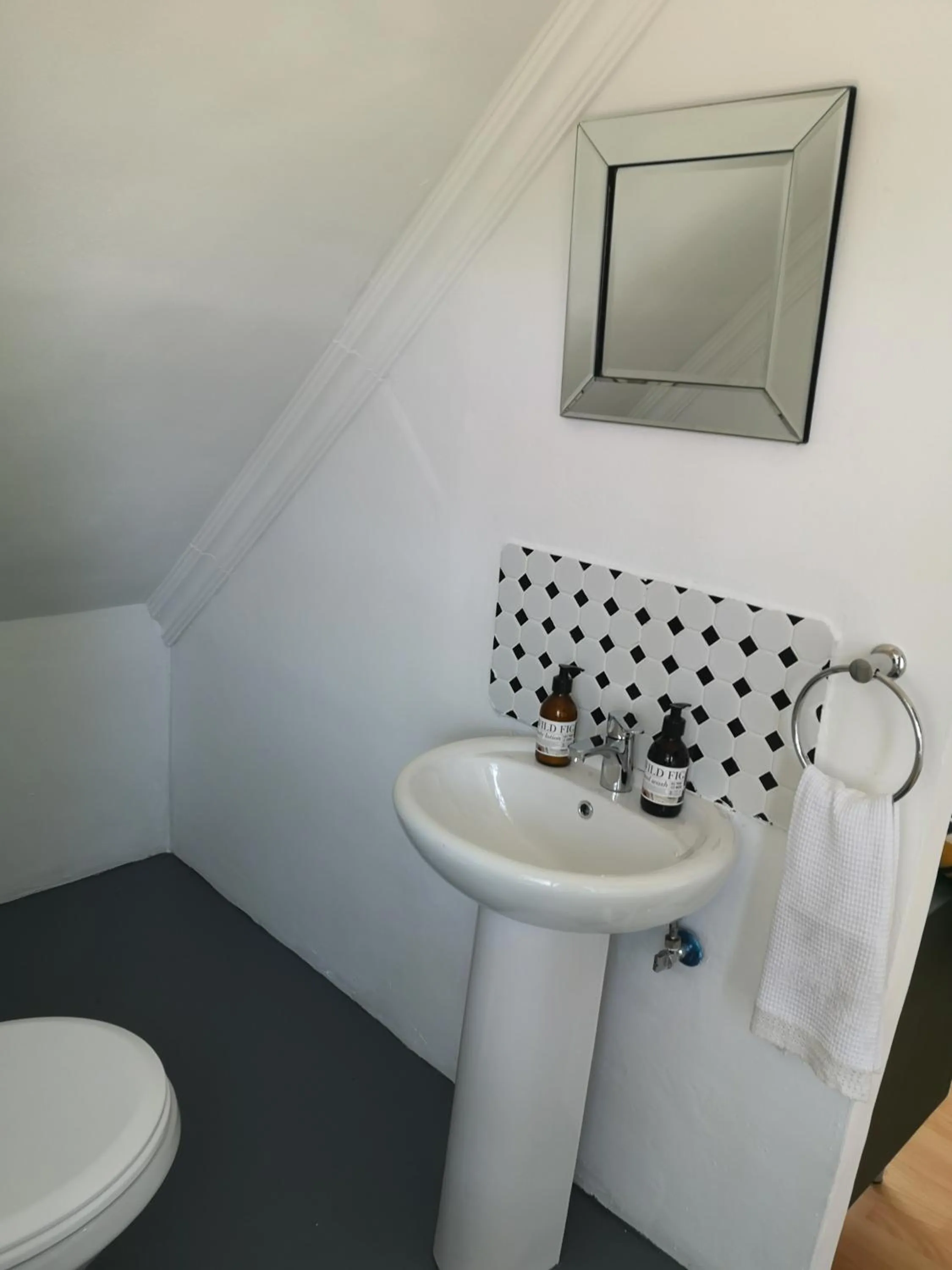 Bathroom in Almond Cottage Bed & Breakfast