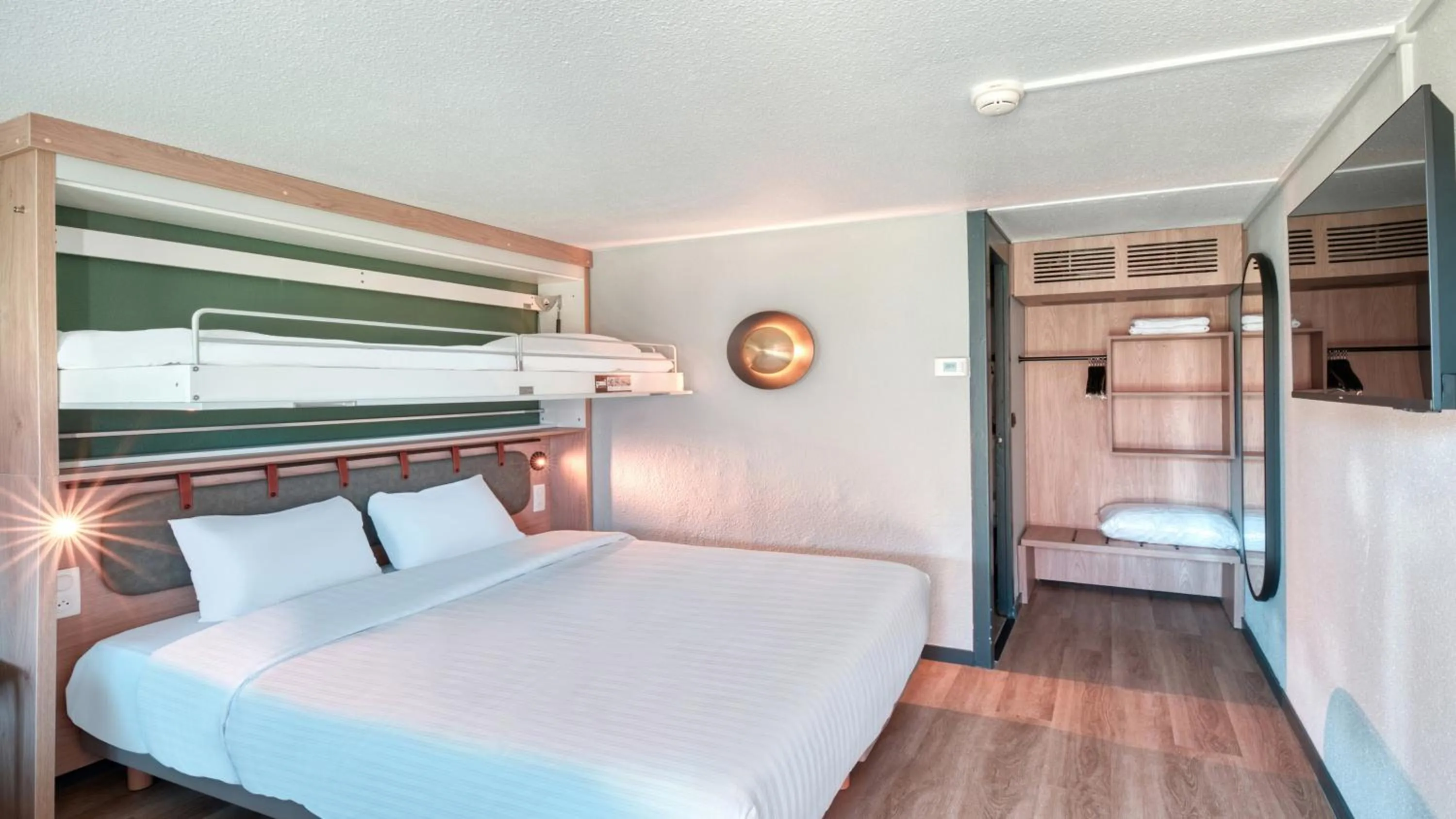 Photo of the whole room, Bed in Campanile NATURE - Dreux