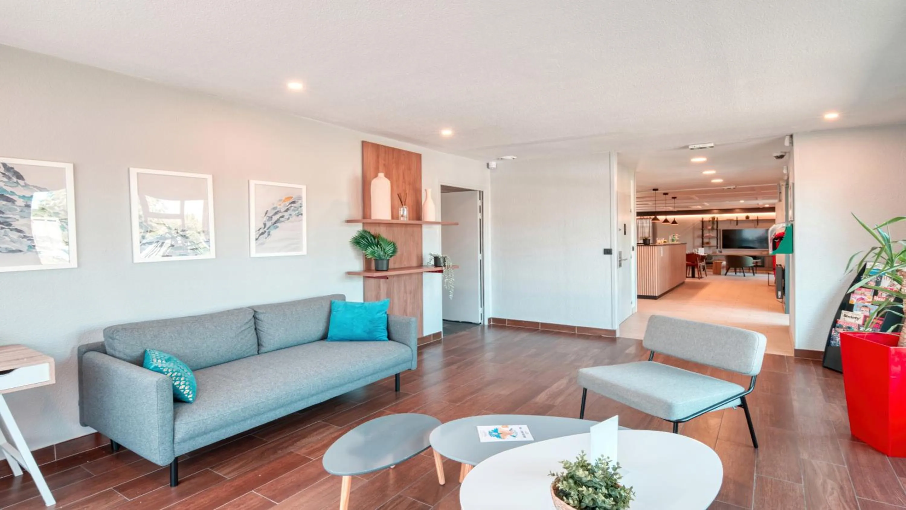 Communal lounge/ TV room in Campanile NATURE - Dreux