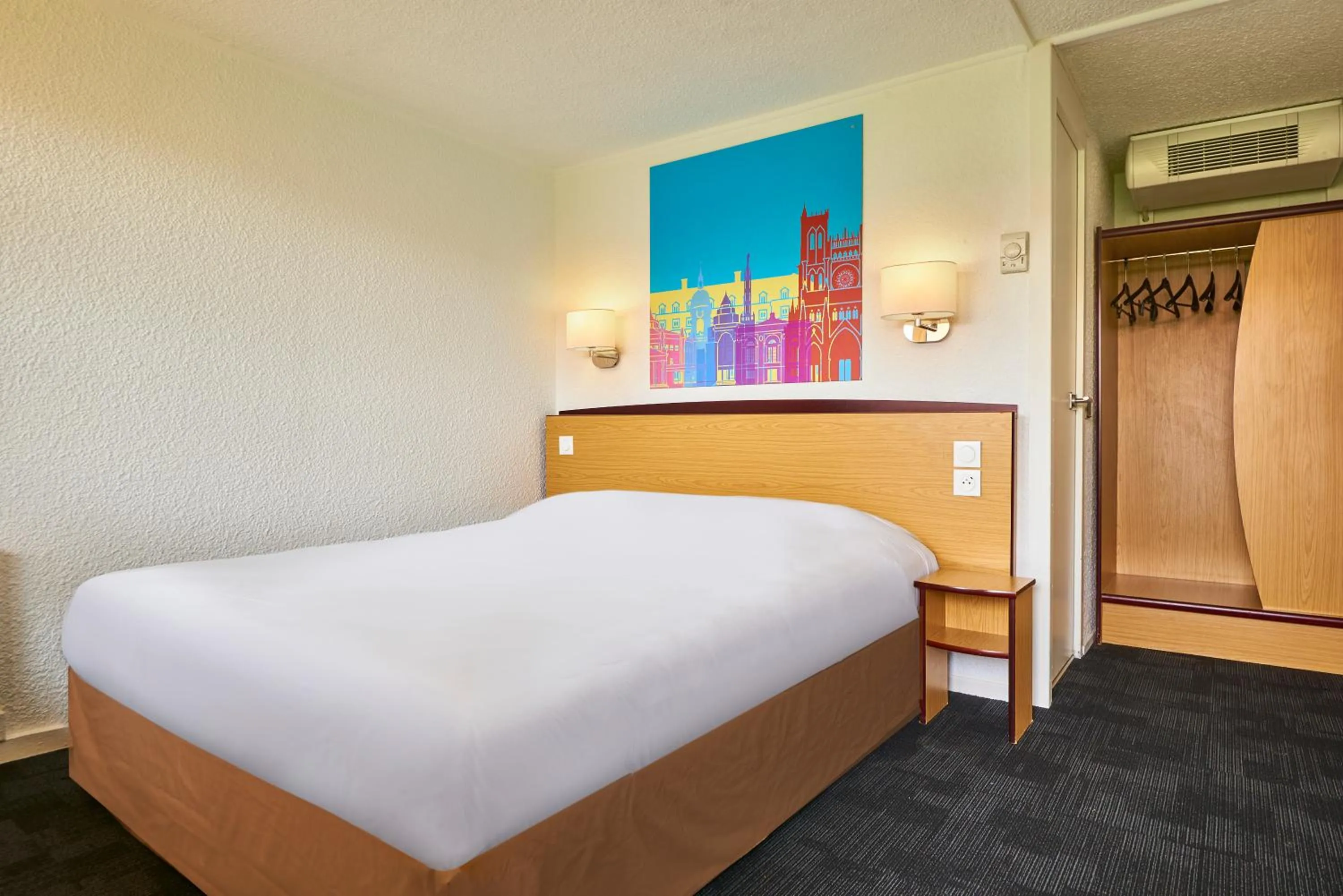 Photo of the whole room, Bed in Kyriad Direct Le Havre Est - Gonfreville