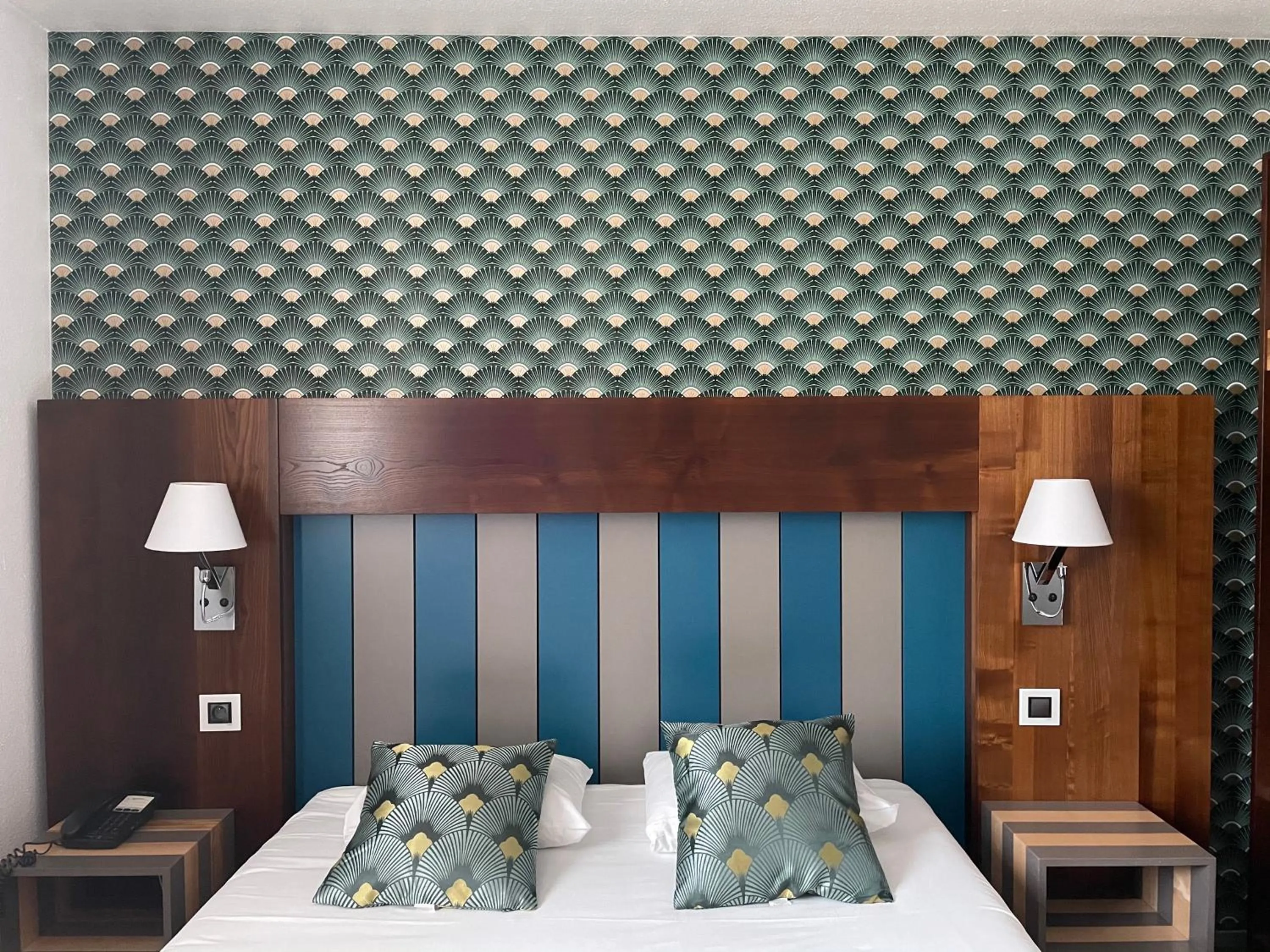 Bedroom, Bed in Hôtel Le Néron - Logis