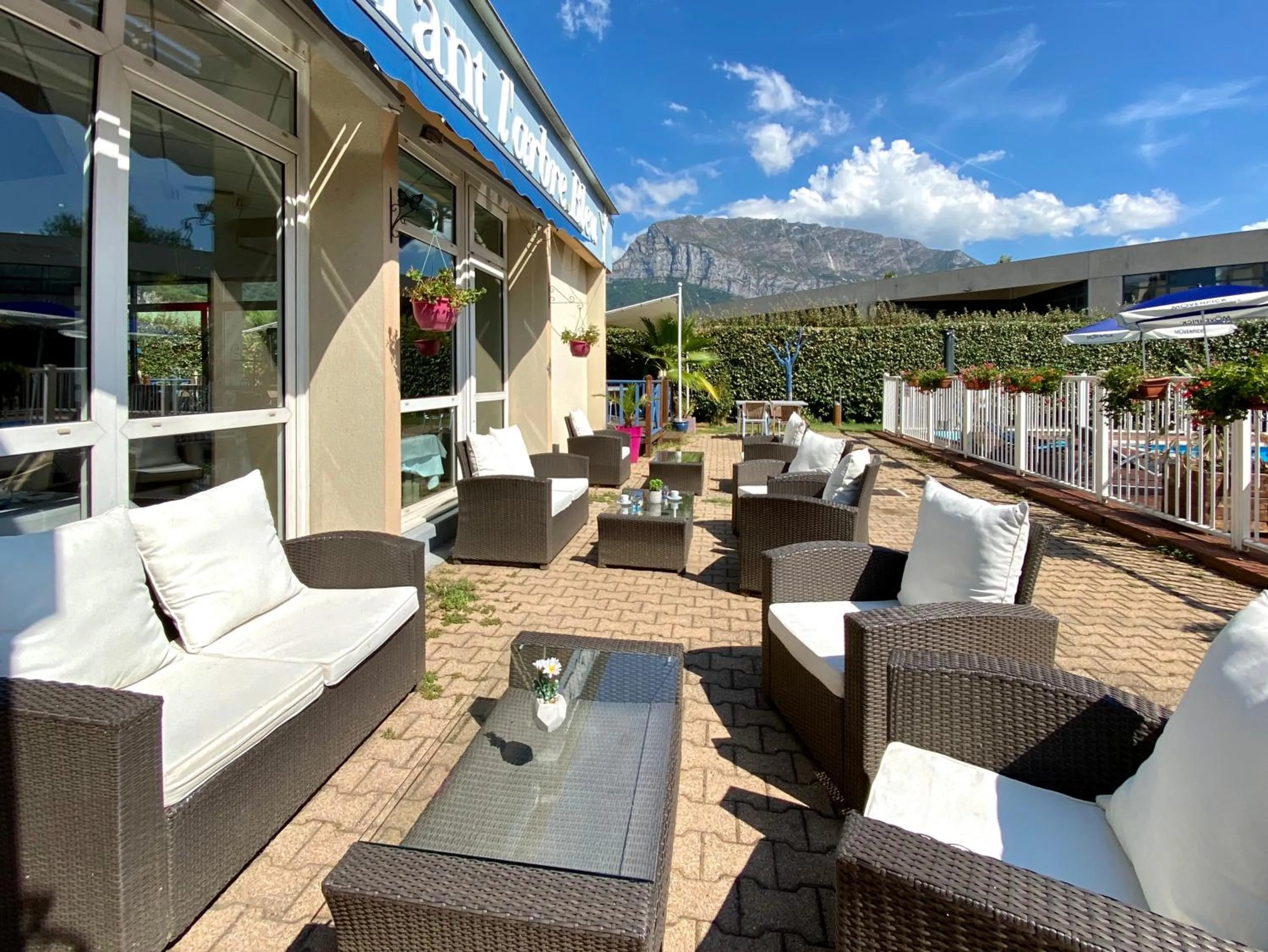 Spring in Hôtel Le Néron - Logis