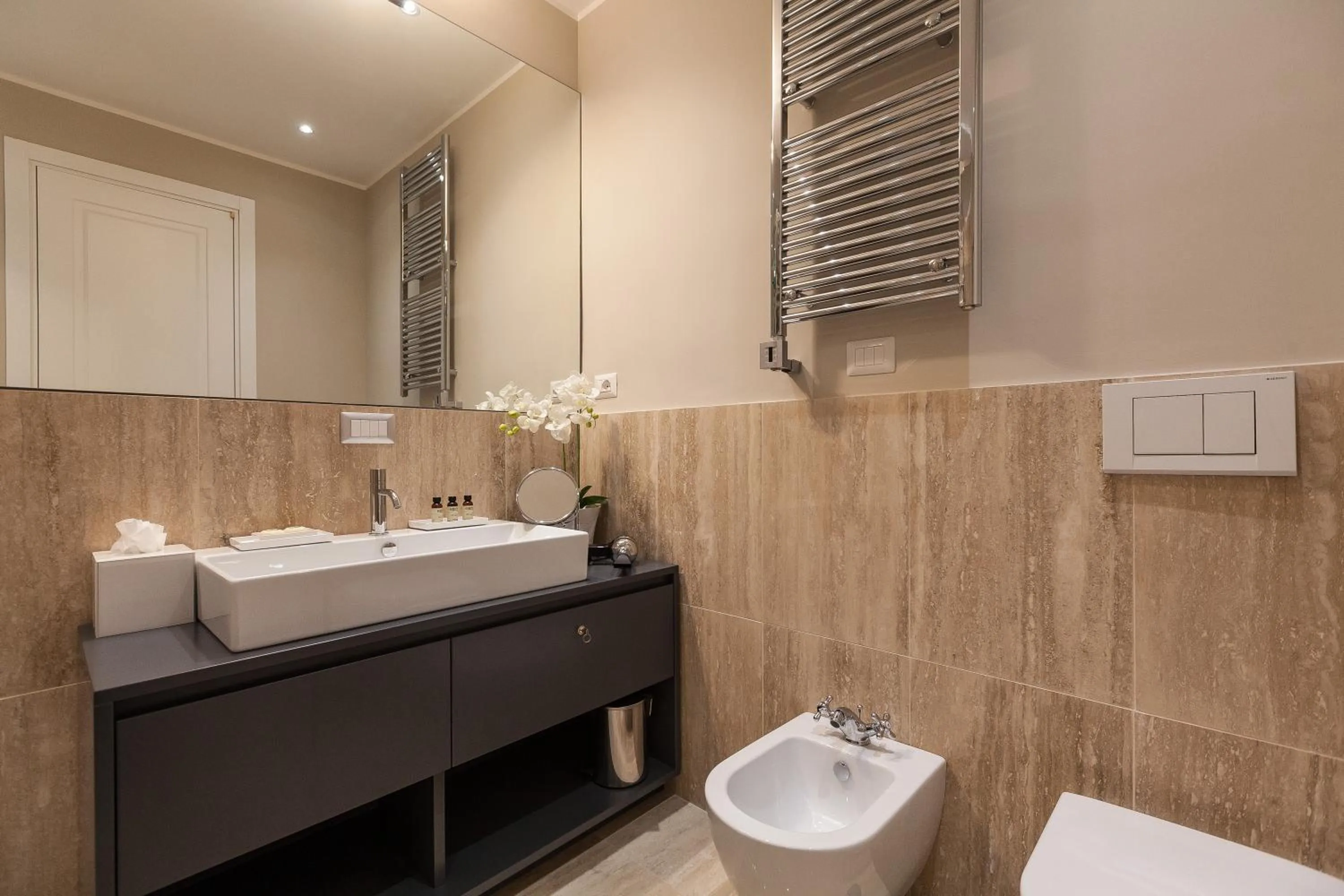 Shower in Amazing Suite Piazza Venezia