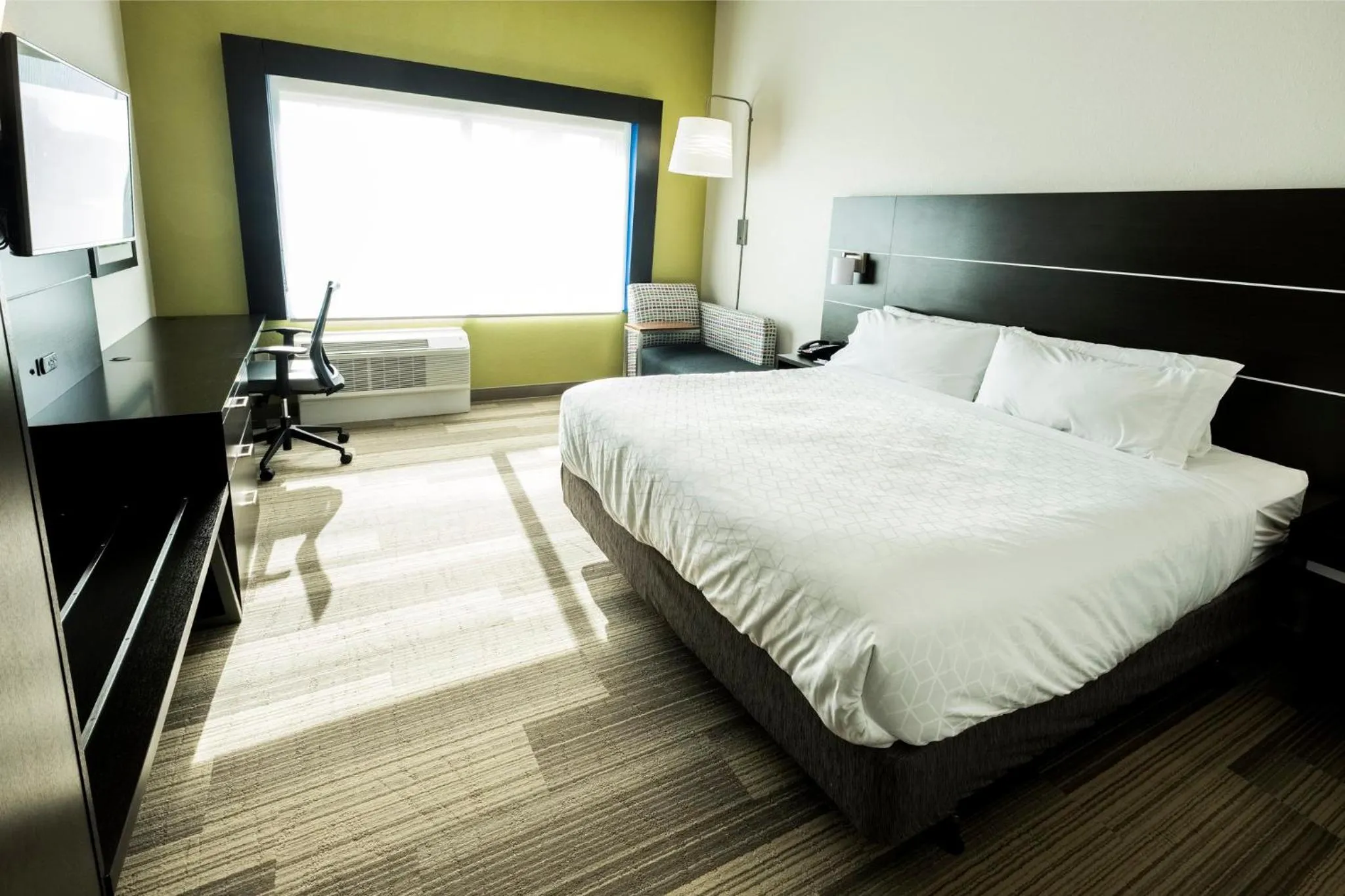 Photo of the whole room, Bed in Holiday Inn Express & Suites - Commerce by IHG