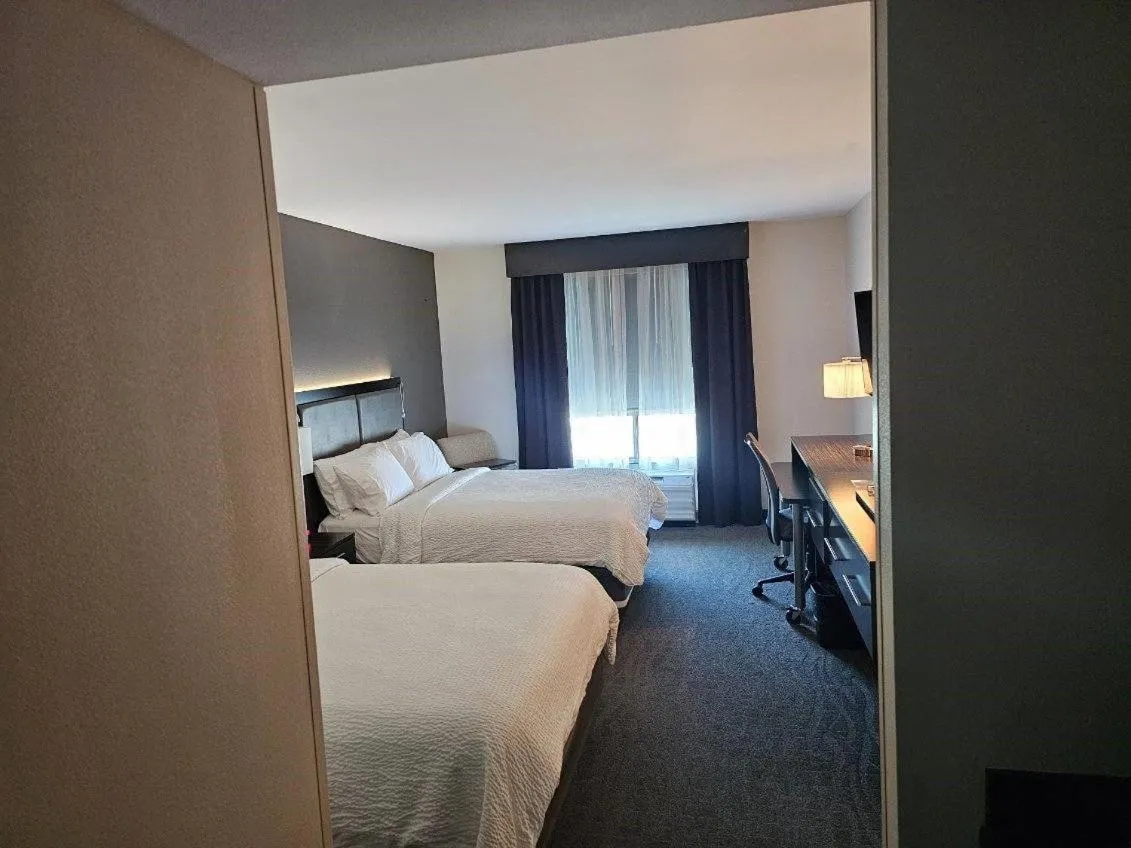 Bed in Holiday Inn Paducah Riverfront by IHG