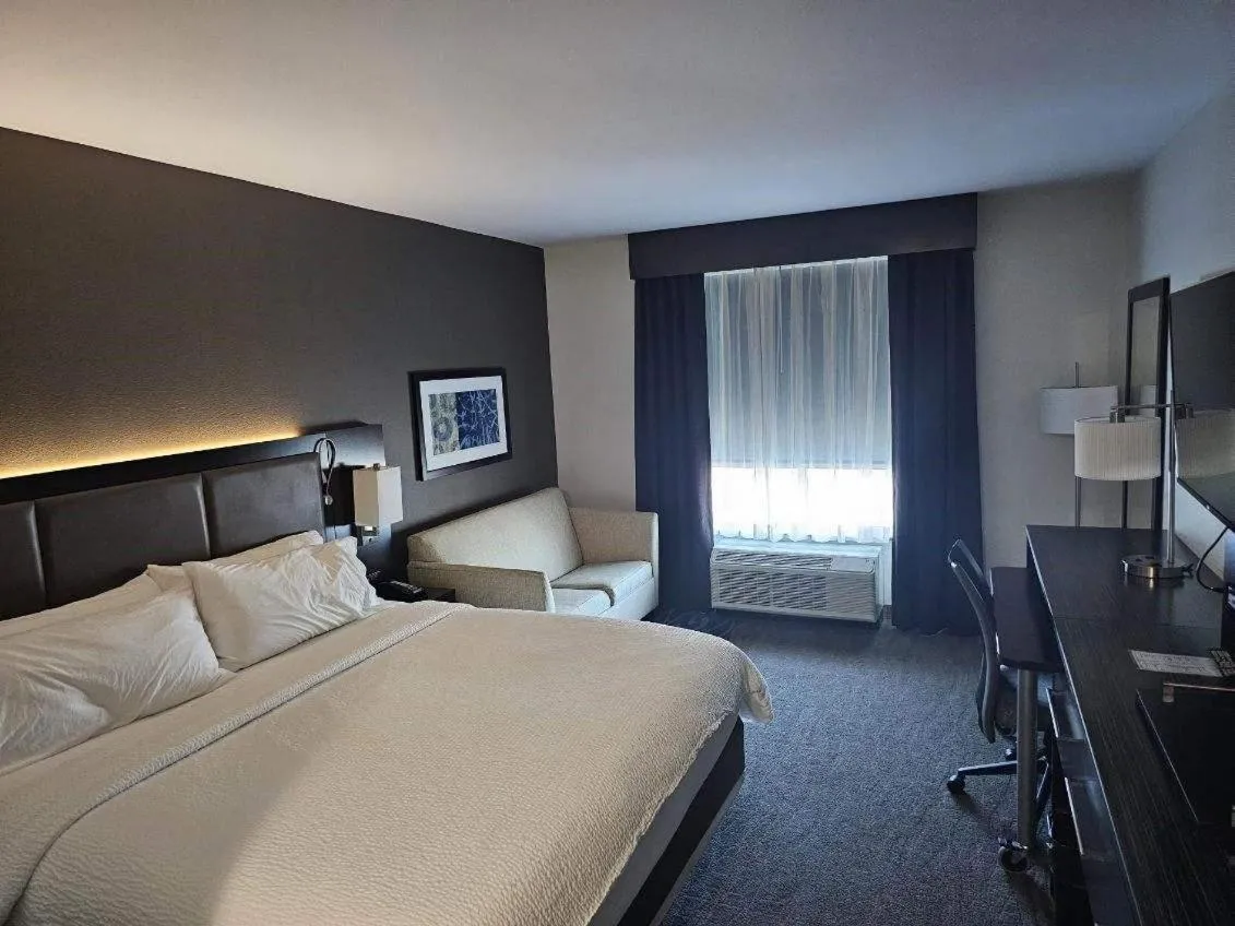 Bed in Holiday Inn Paducah Riverfront by IHG