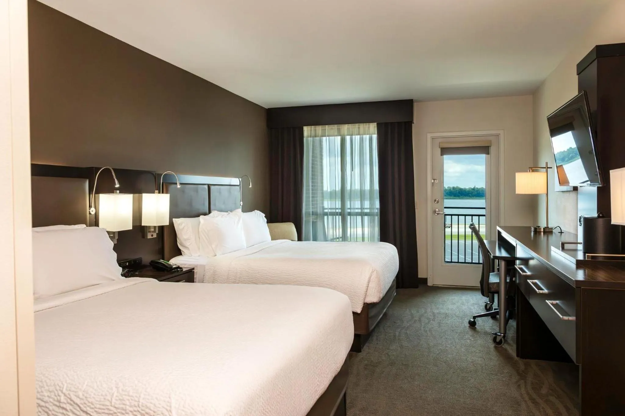 Photo of the whole room, Bed in Holiday Inn Paducah Riverfront by IHG