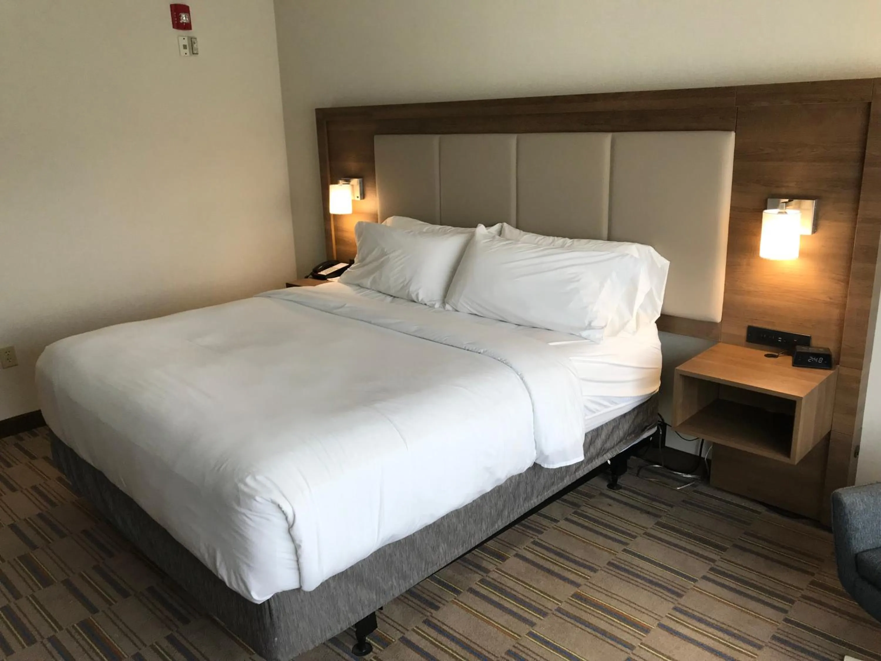 Bed in Holiday Inn Express & Suites - Pittsburgh - Monroeville by IHG