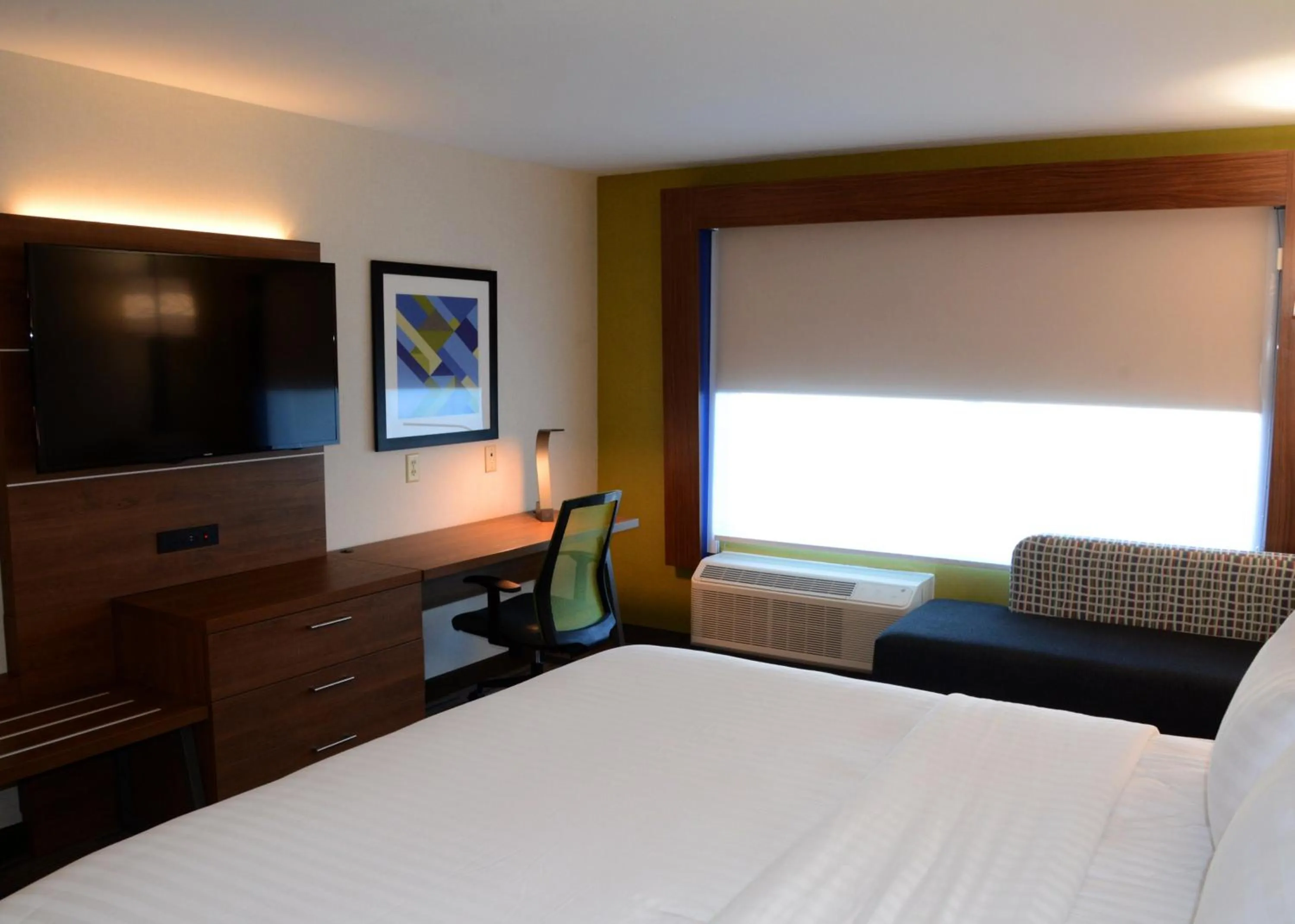 Photo of the whole room, Bed in Holiday Inn Express & Suites - Pittsburgh - Monroeville by IHG