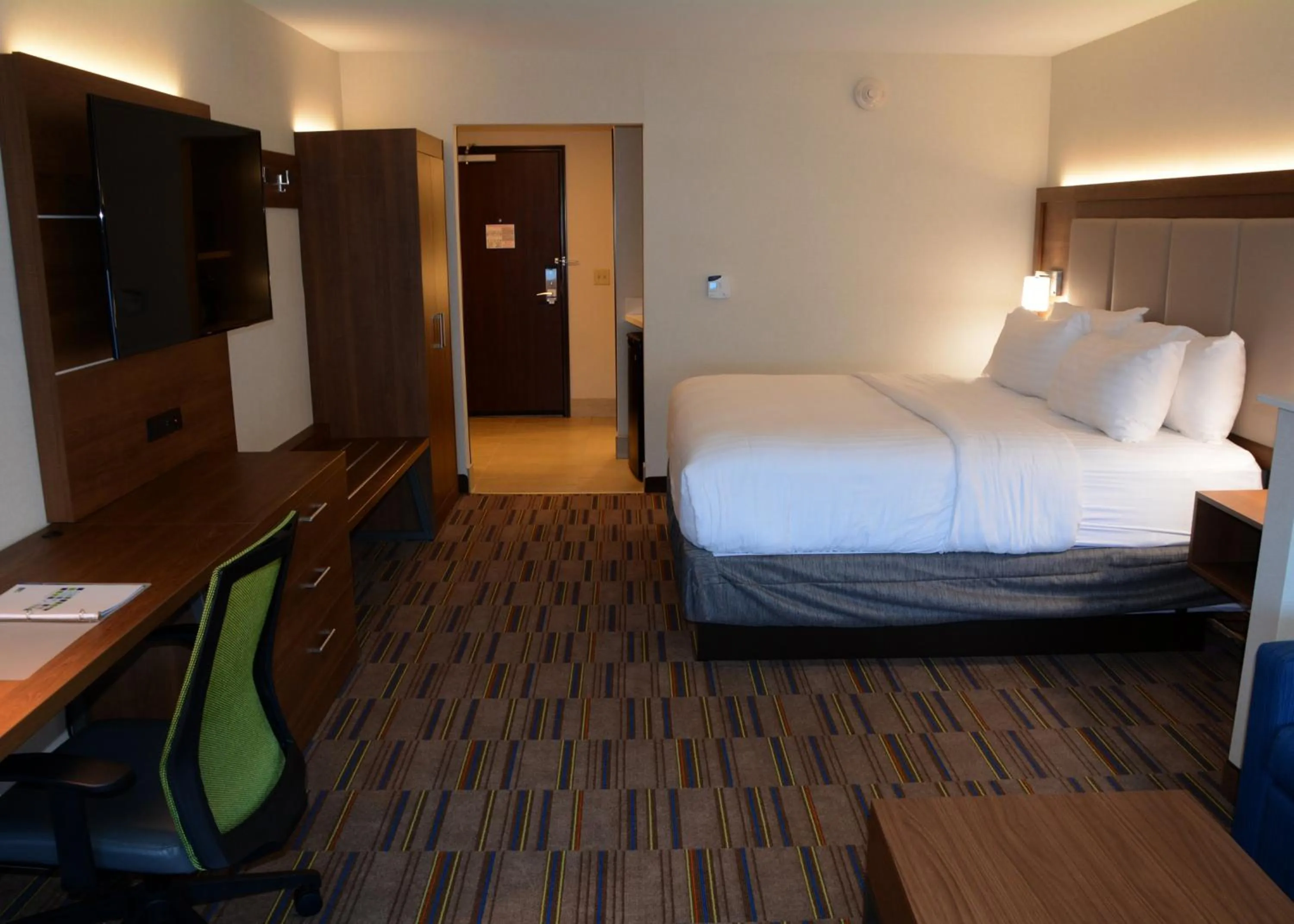 Photo of the whole room, Bed in Holiday Inn Express & Suites - Pittsburgh - Monroeville by IHG