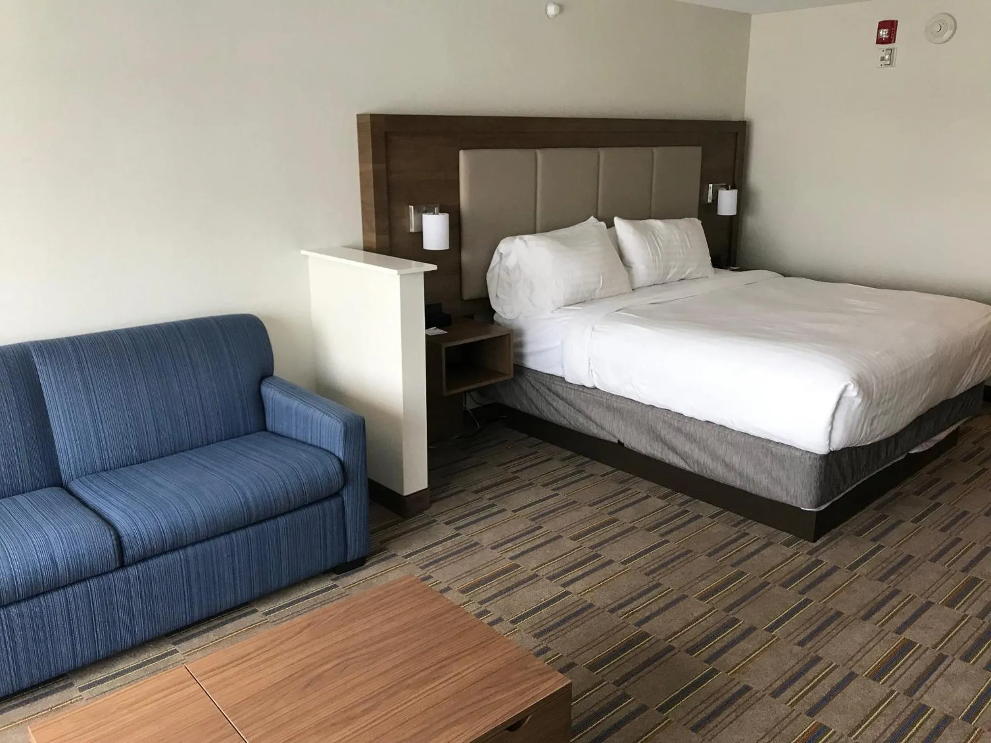 Bed in Holiday Inn Express & Suites - Pittsburgh - Monroeville by IHG