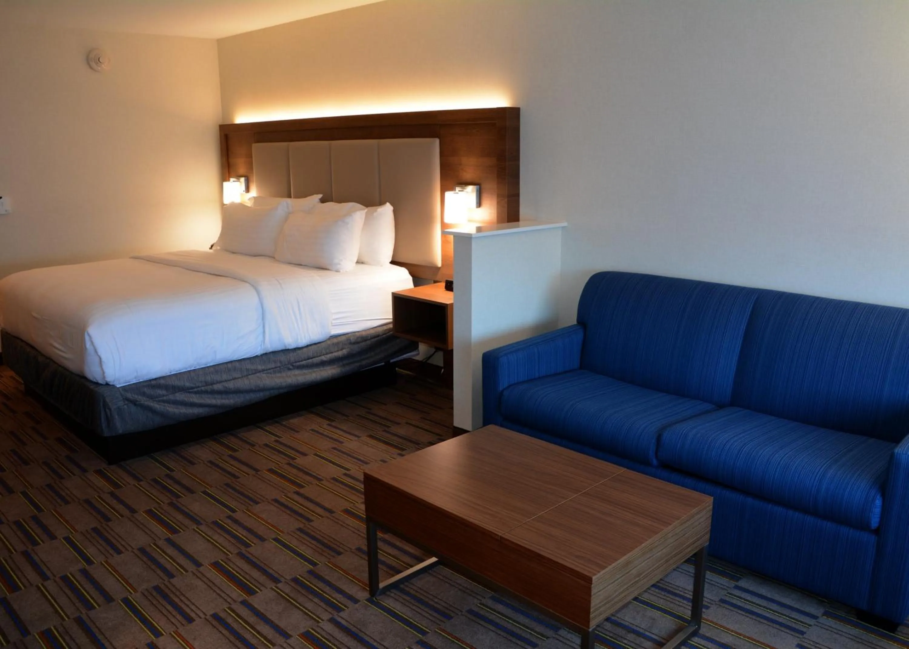 Photo of the whole room, Bed in Holiday Inn Express & Suites - Pittsburgh - Monroeville by IHG