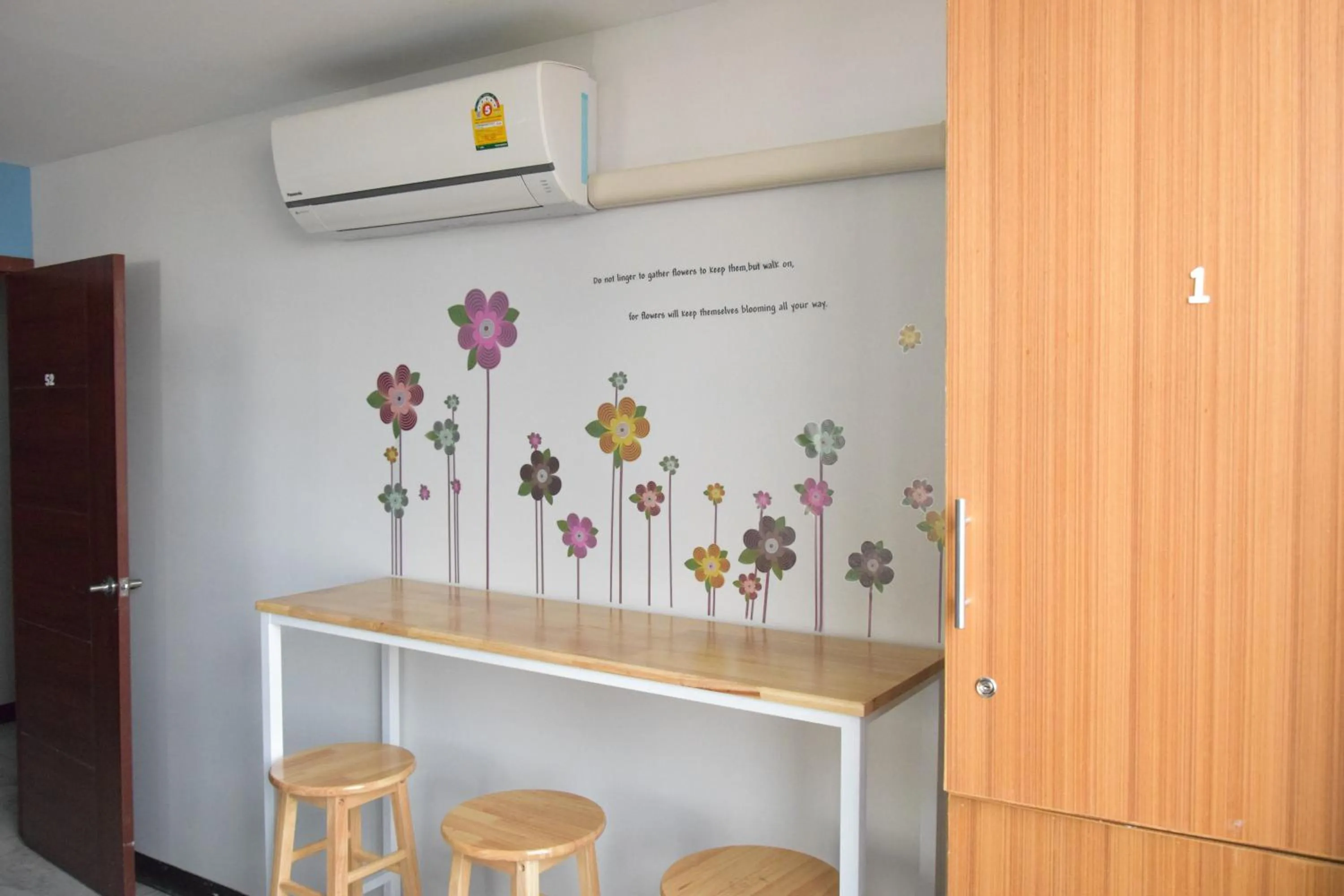 Photo of the whole room in Like Home