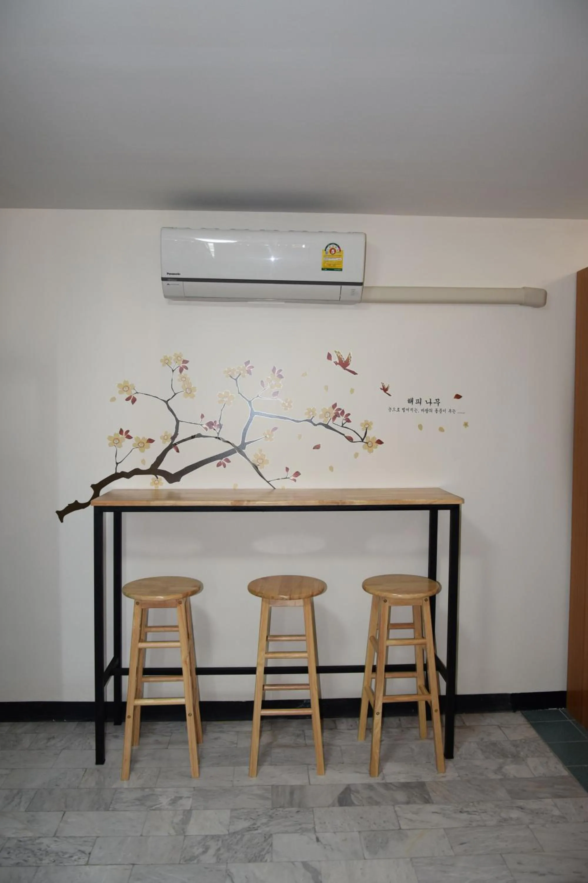 Photo of the whole room in Like Home