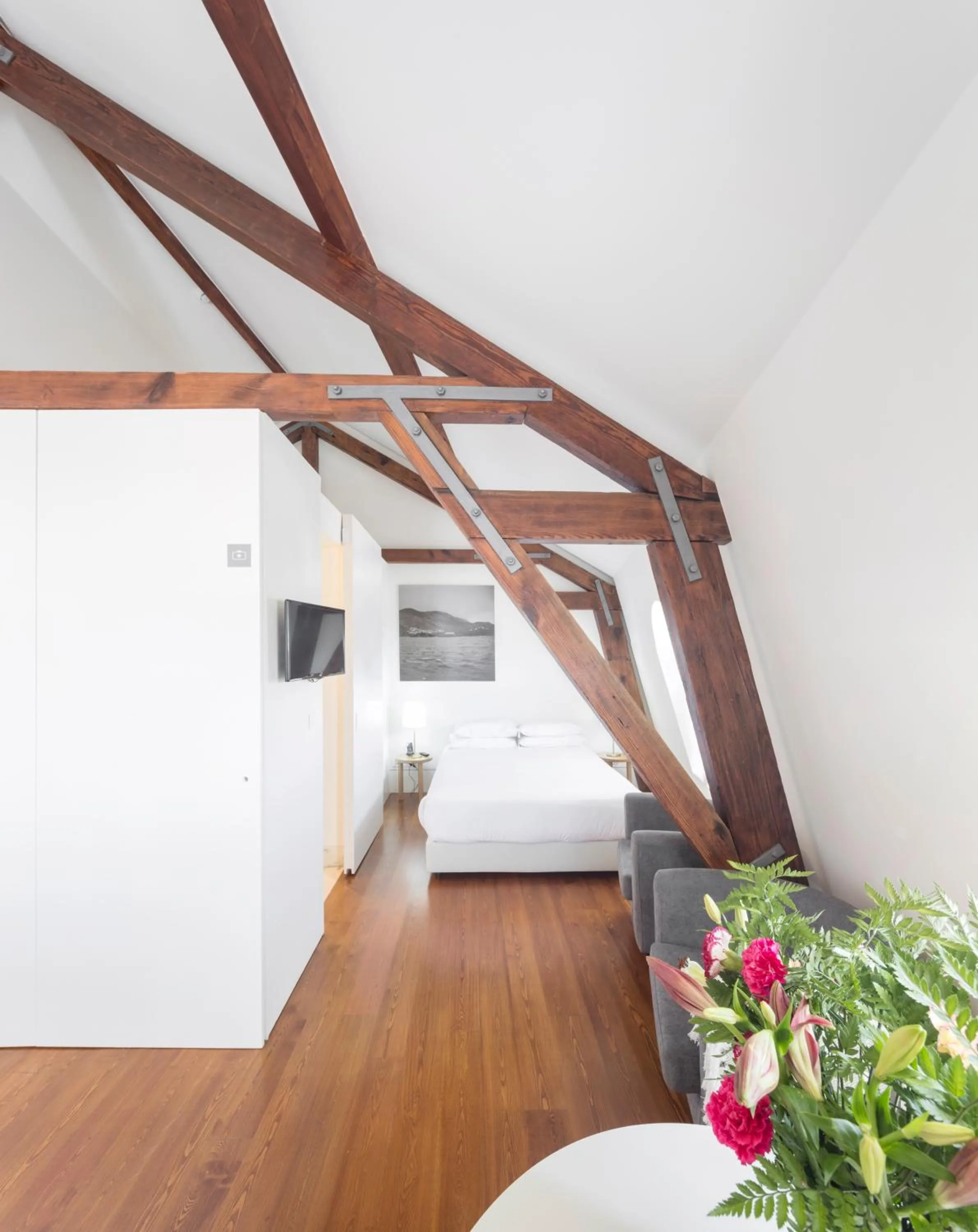 Photo of the whole room, Bed in AC-Armazéns Cogumbreiro