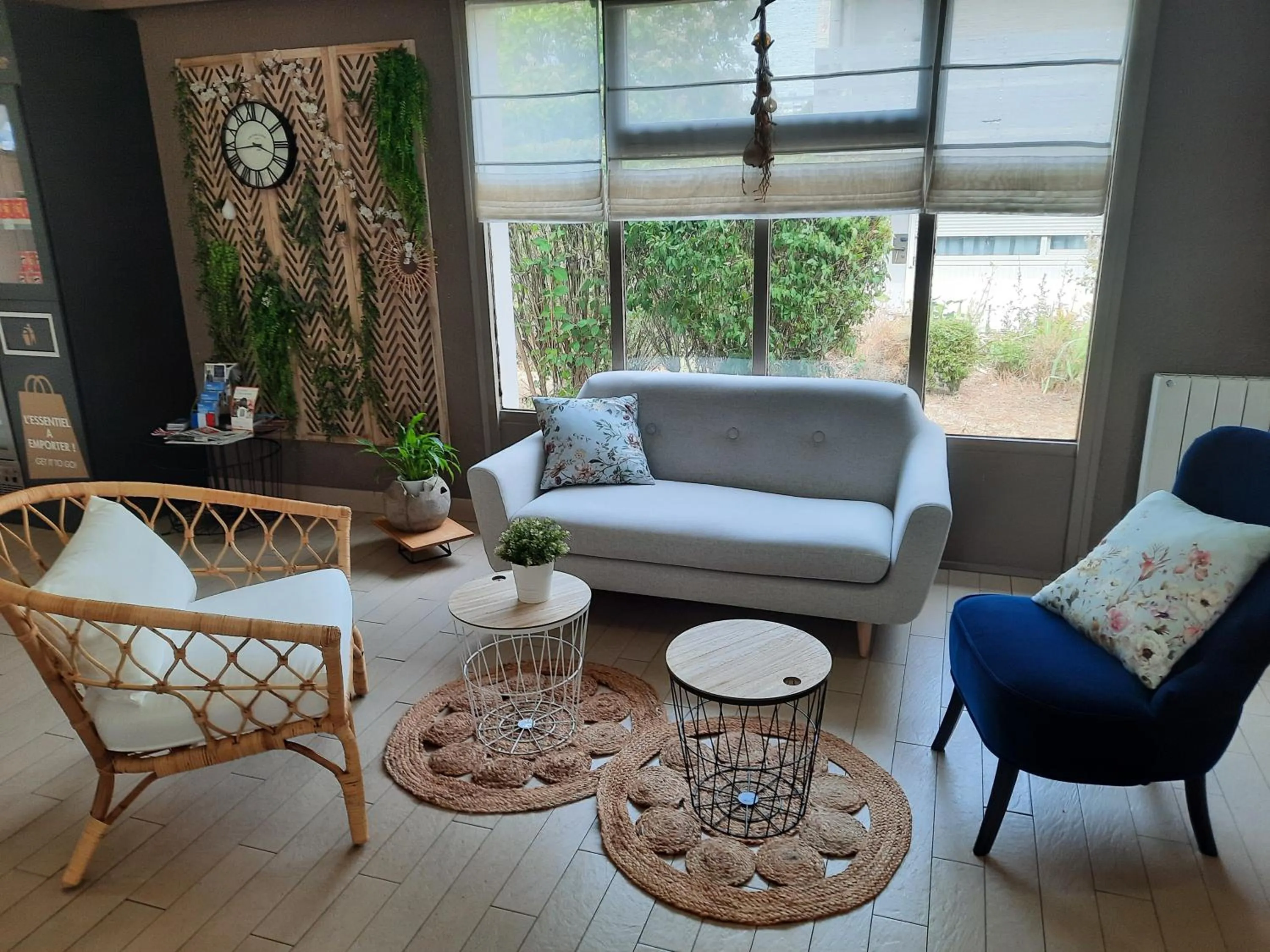 Living room in Campanile Metz Est Technopole - Restaurant